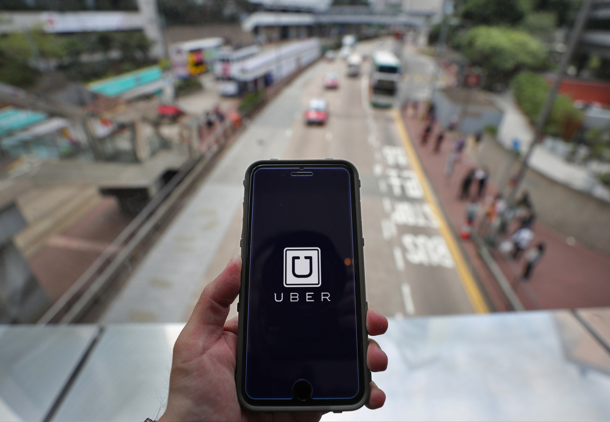 Los taxistas y operadores de Hong Kong se están reuniendo para exigir a las autoridades que intensifiquen las acciones contra los servicios de transporte ilegales como Uber.