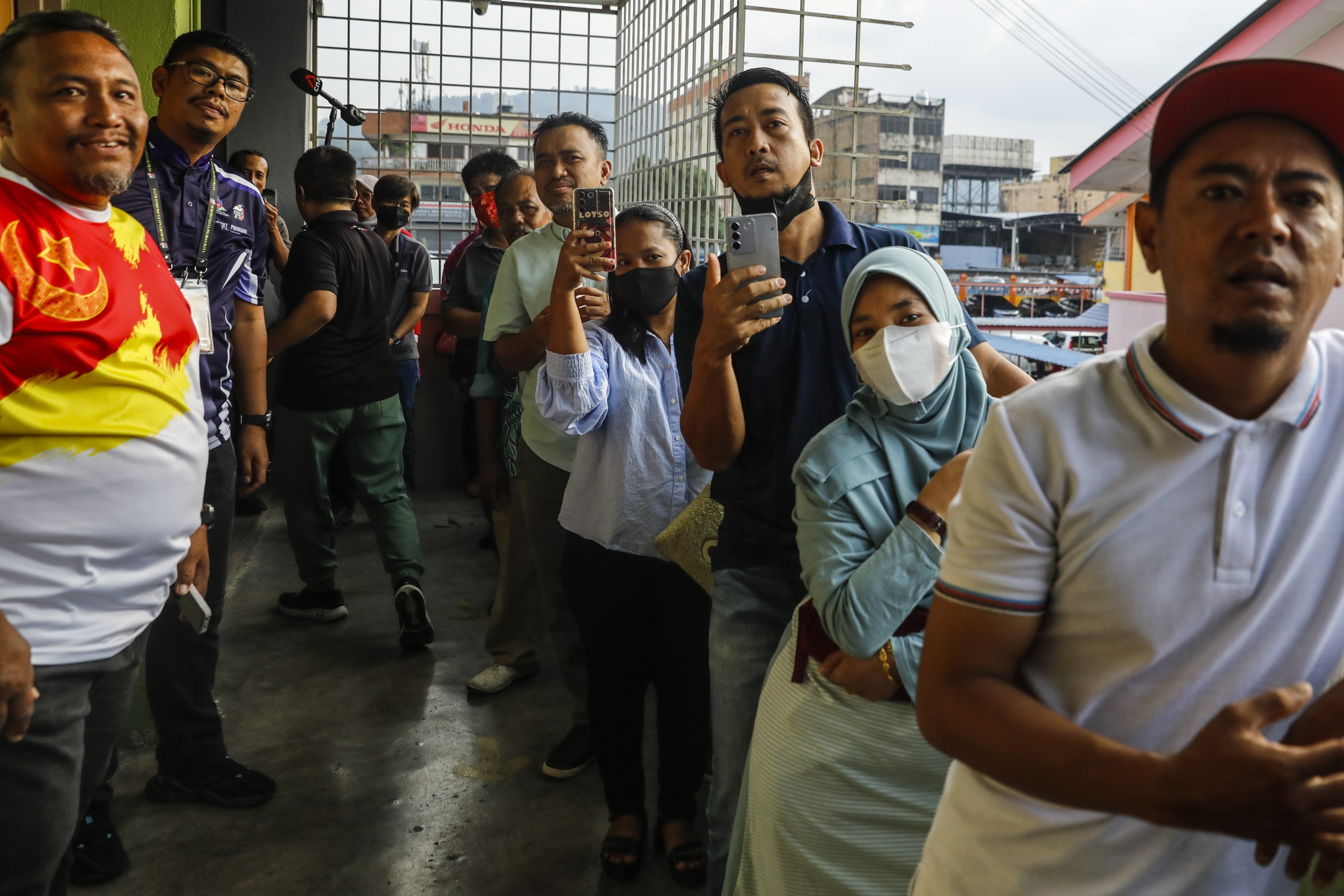 Malaysians wait to cast their votes at a polling station in Selayang, Selangor, on Saturday. Photo: EPA-EFE