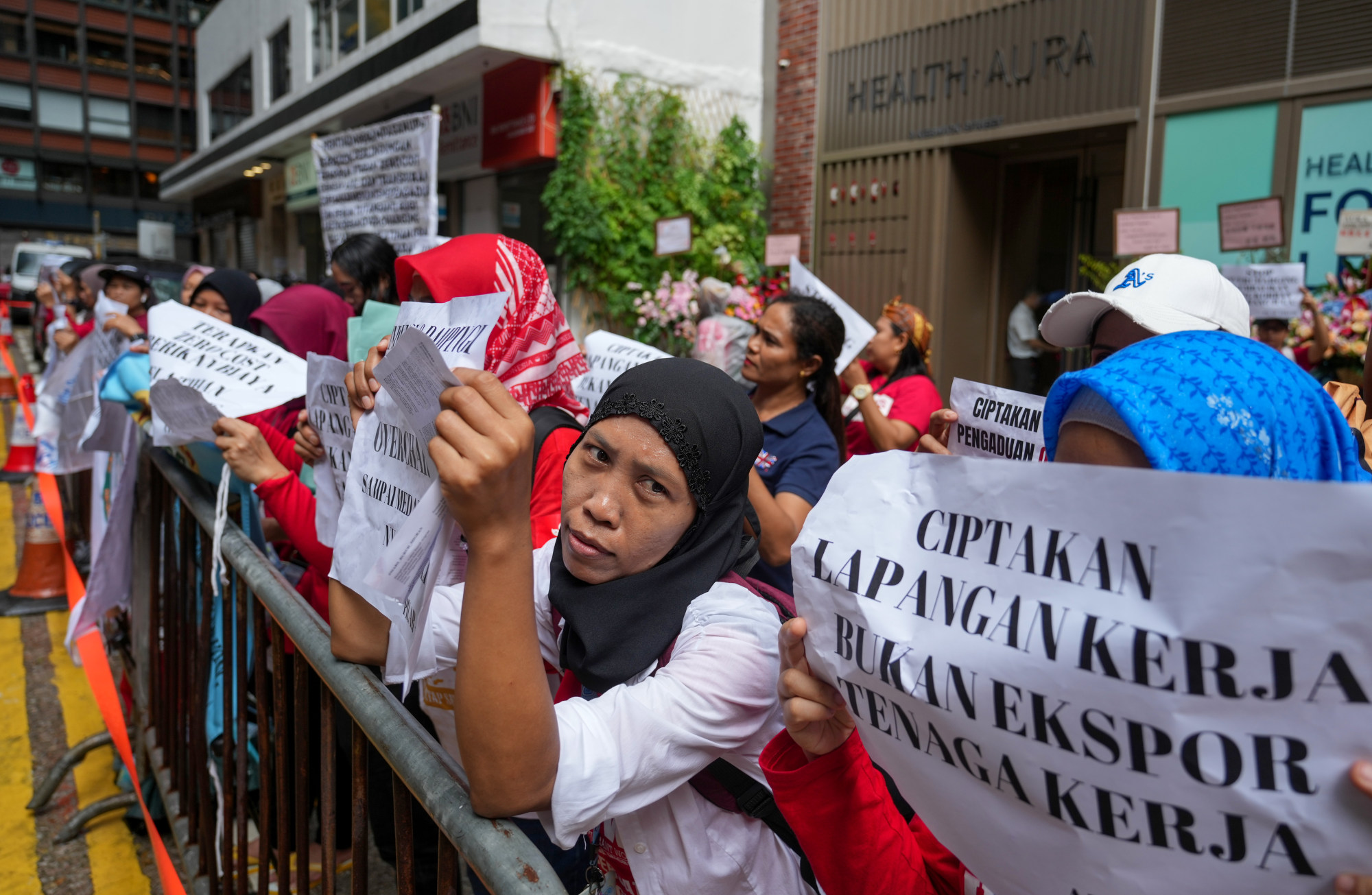 Indonesian domestic helpers in Hong Kong protest outside consulate ...