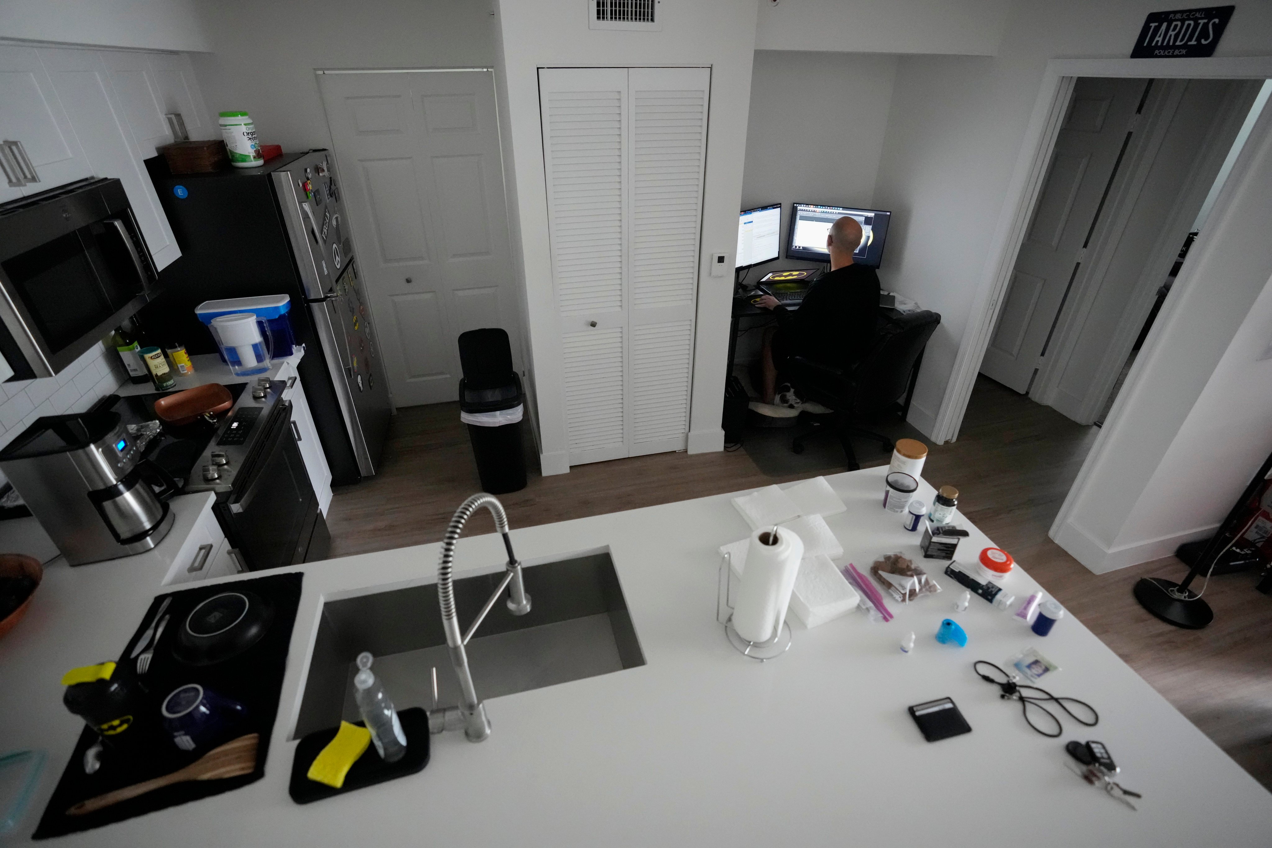 Web designer Joey Di Girolamo works at a desk in a kitchen nook at his flat in Pembroke Pines, Florida, on July 20. Remote working’s popularity among employees has endured beyond the Covid-19 pandemic despite employers beginning to crack down and insisting on workers being physically present in the office. Photo: AP