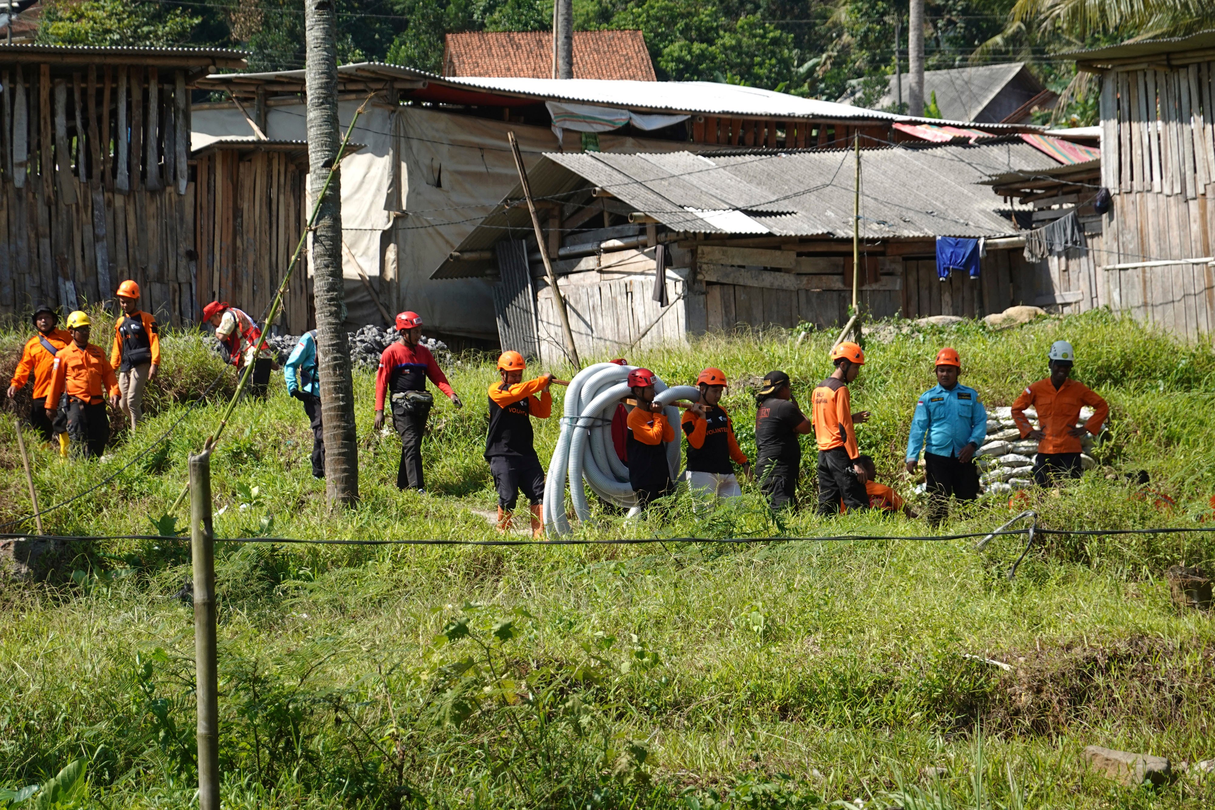 Workers prepare a rescue attempt to save miners trapped at an illegal mining area in Banyumas on July 27. Photo: AP