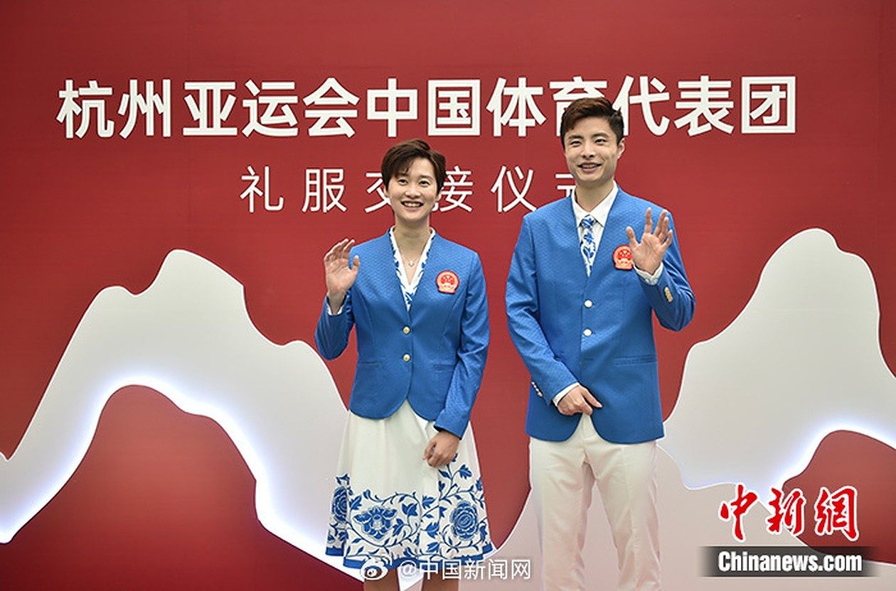 Chen Yufei (left) and Shi Yuqi model the Chinese delegation’s Asian Games outfits. Photo: Weibo