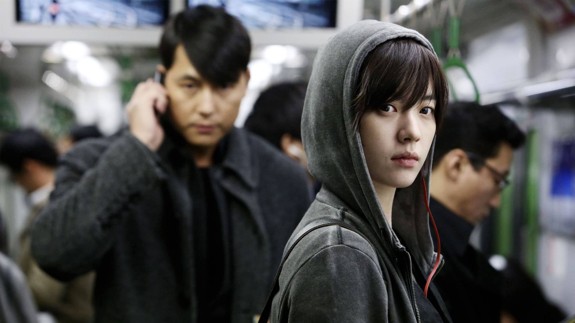 Han Hyo-joo (față) și Jung Woo-sung într-un alambic din „Cold Eyes” (2013).