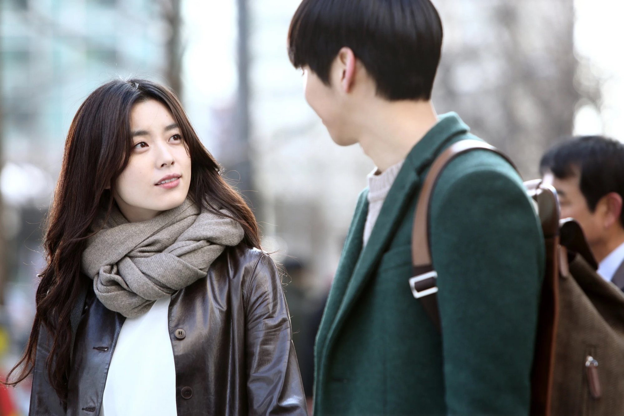 Han Hyo-joo într-o imagine din „The Beauty Inside” (2015).