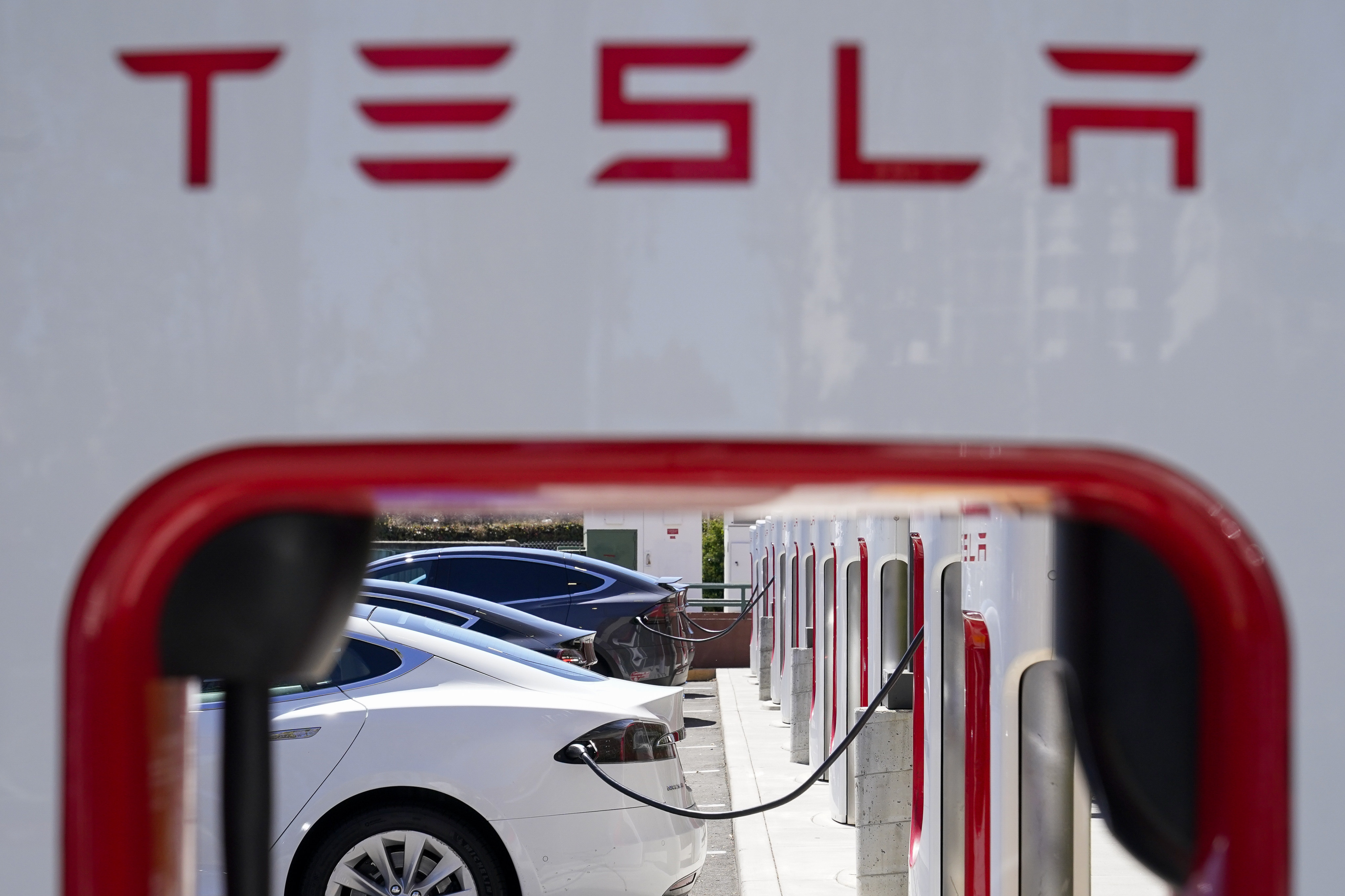 Tesla vehicles charge at a station in Emeryville, California, on August 10, 2022. Photo: AP
