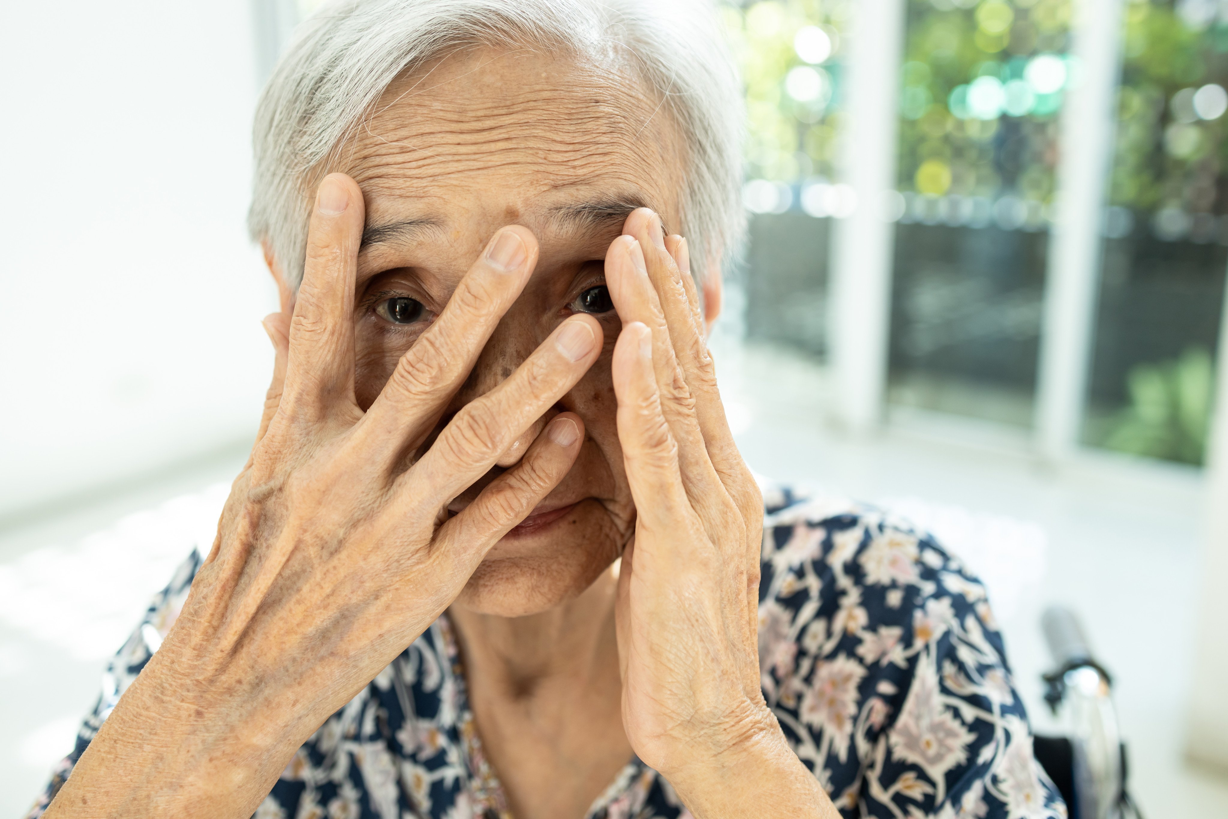 Carers often find it challenging to calm a dementia patient down when they suffer from paranoia, hallucinations and delusions. Experts offer advice on what to do. Photo: Shutterstock