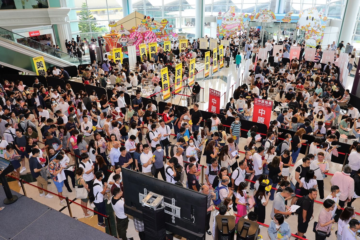 About 3,700 would-be buyers visited the sales office this morning, according to Justin Chiu, CK Asset’s executive director.  Photo: SCMP Handout