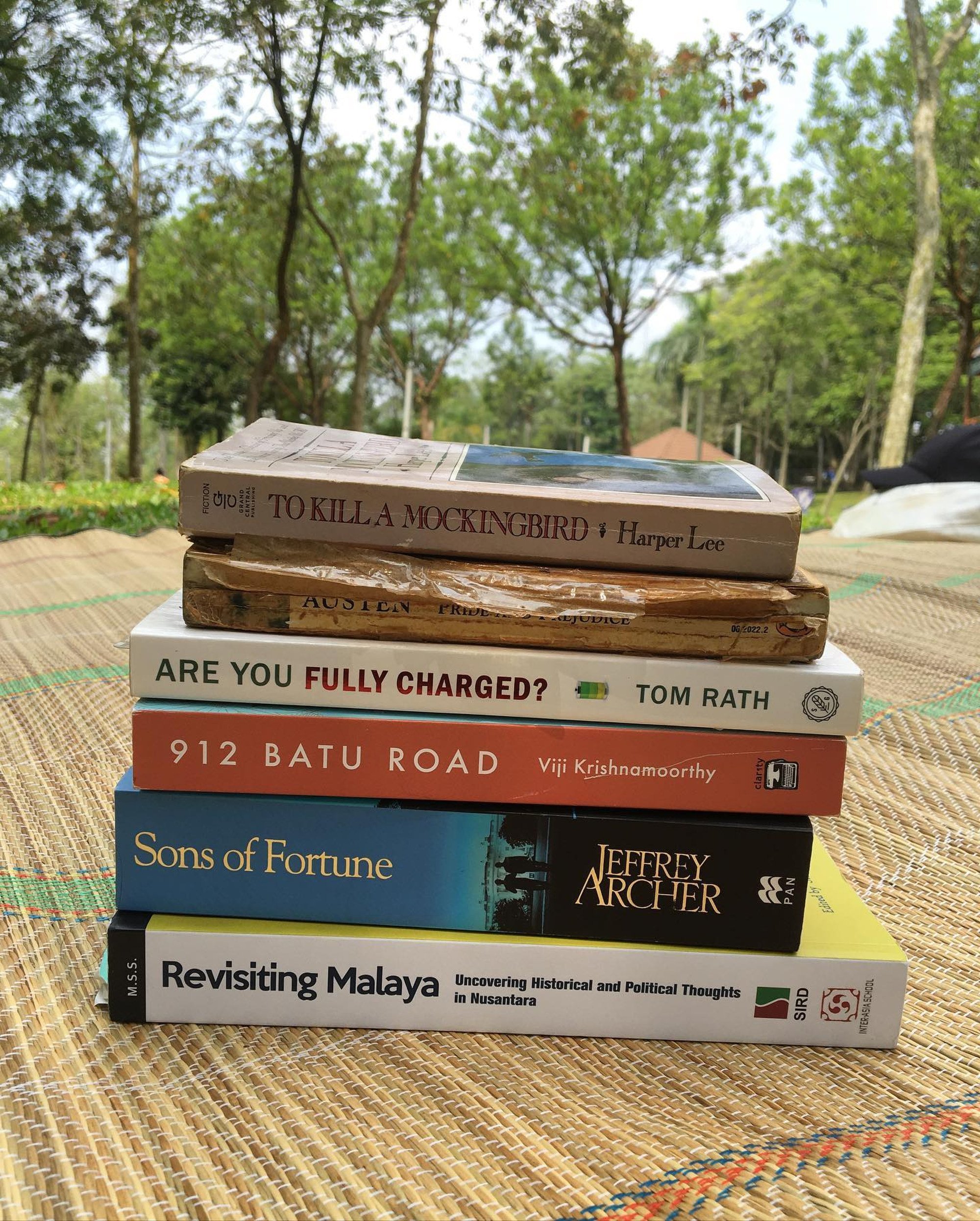 Reading quietly in a park has gone viral thanks to Indian Instagram Reading quietly in a park has gone viral thanks to Indian Instagram