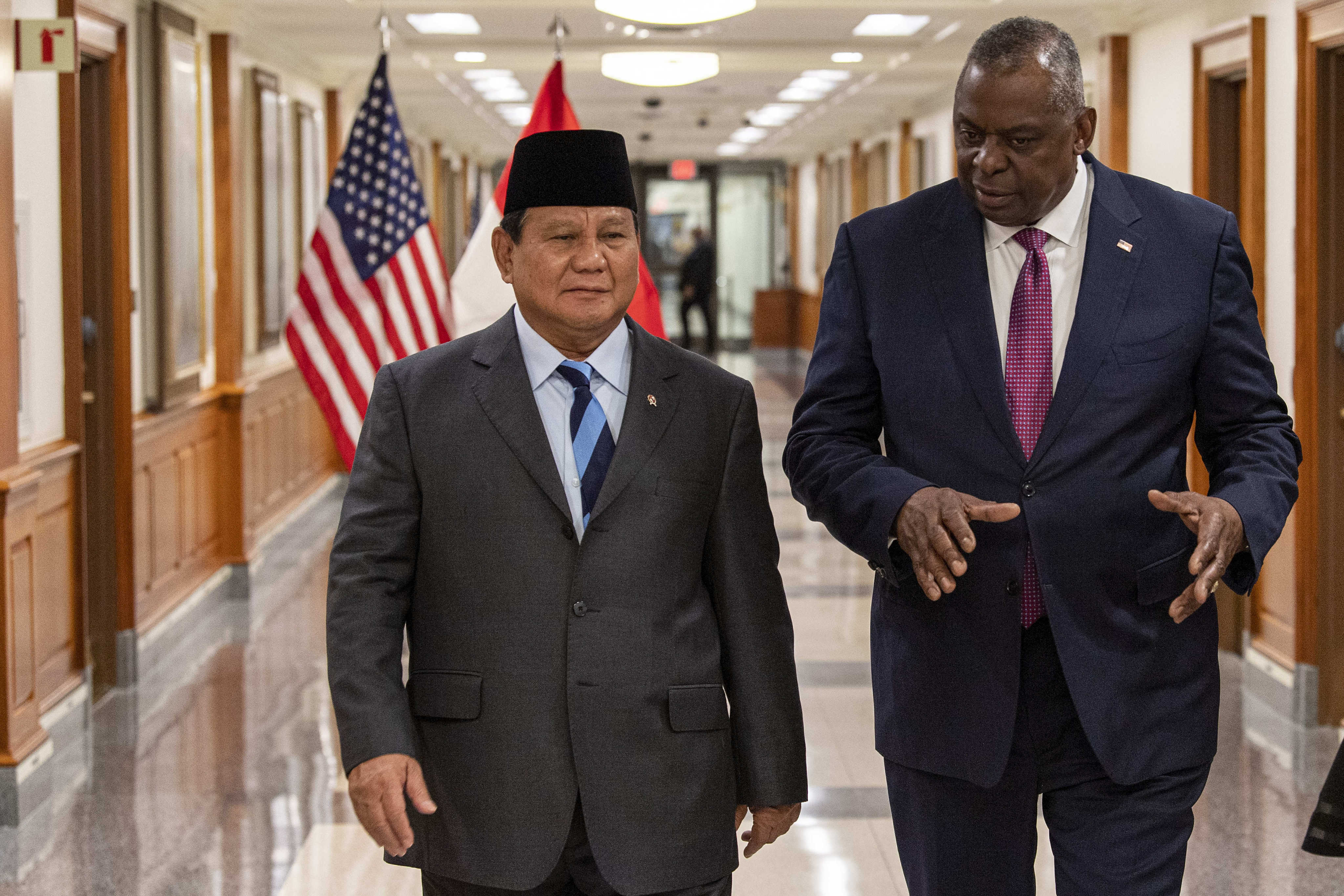US Secretary of Defence Lloyd Austin (right) with Indonesian Defence Minister Prabowo Subianto at the Pentagon on Thursday. Photo: via dpa