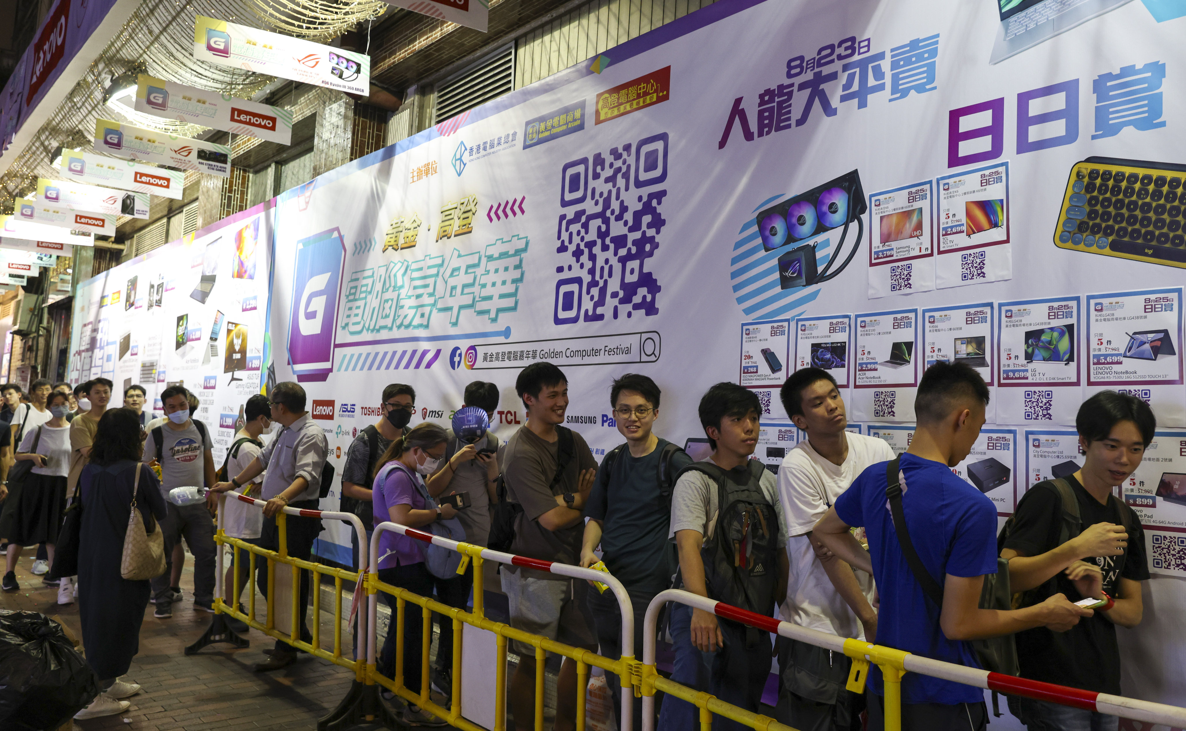 Customers queue up for bargains at the Golden Computer Centre on Friday night. Photo: Yik Yeung-man