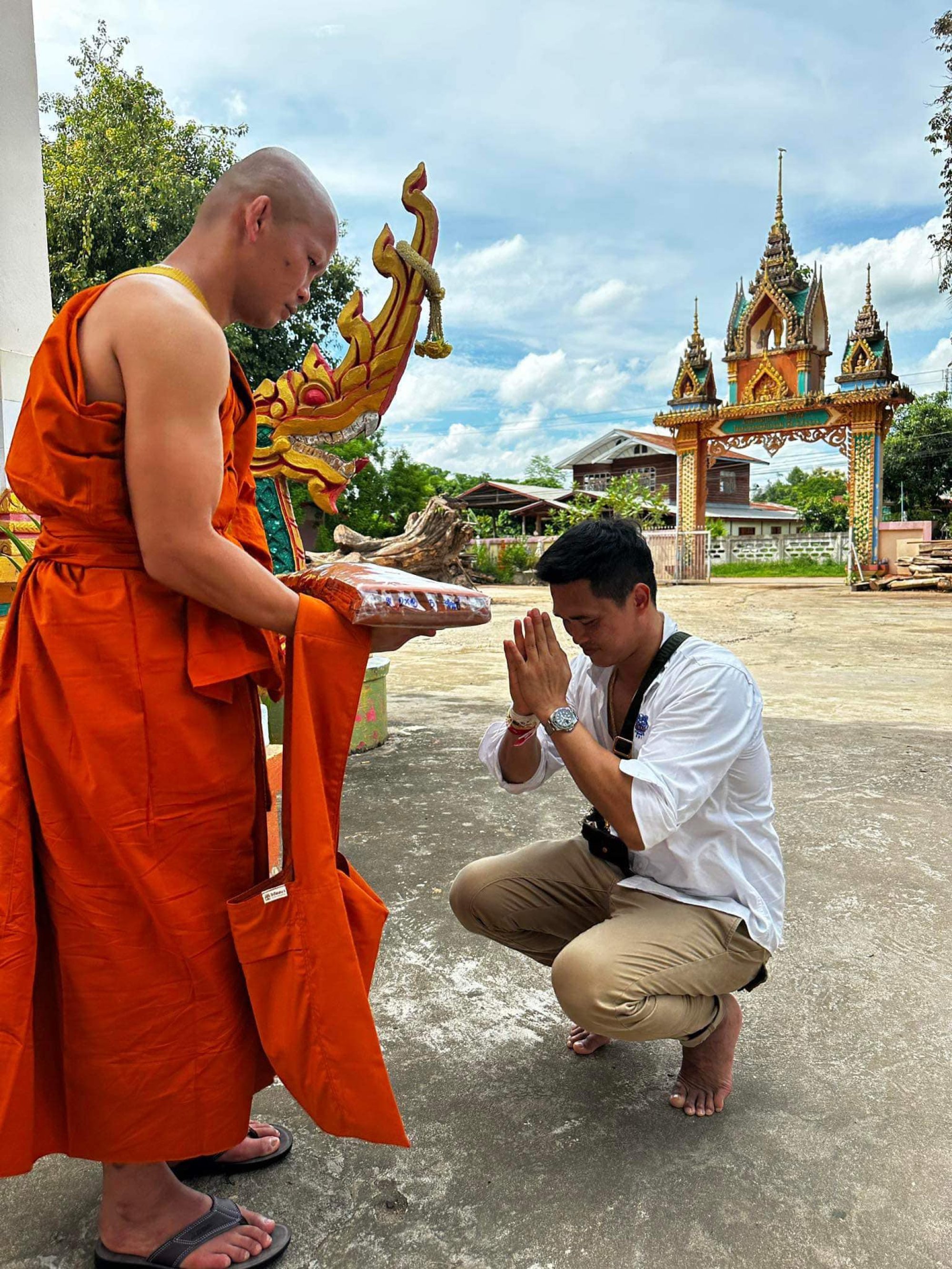 Petchtanong asks ONE Championship Muay Thai star Nong-O Hama for a blessing.