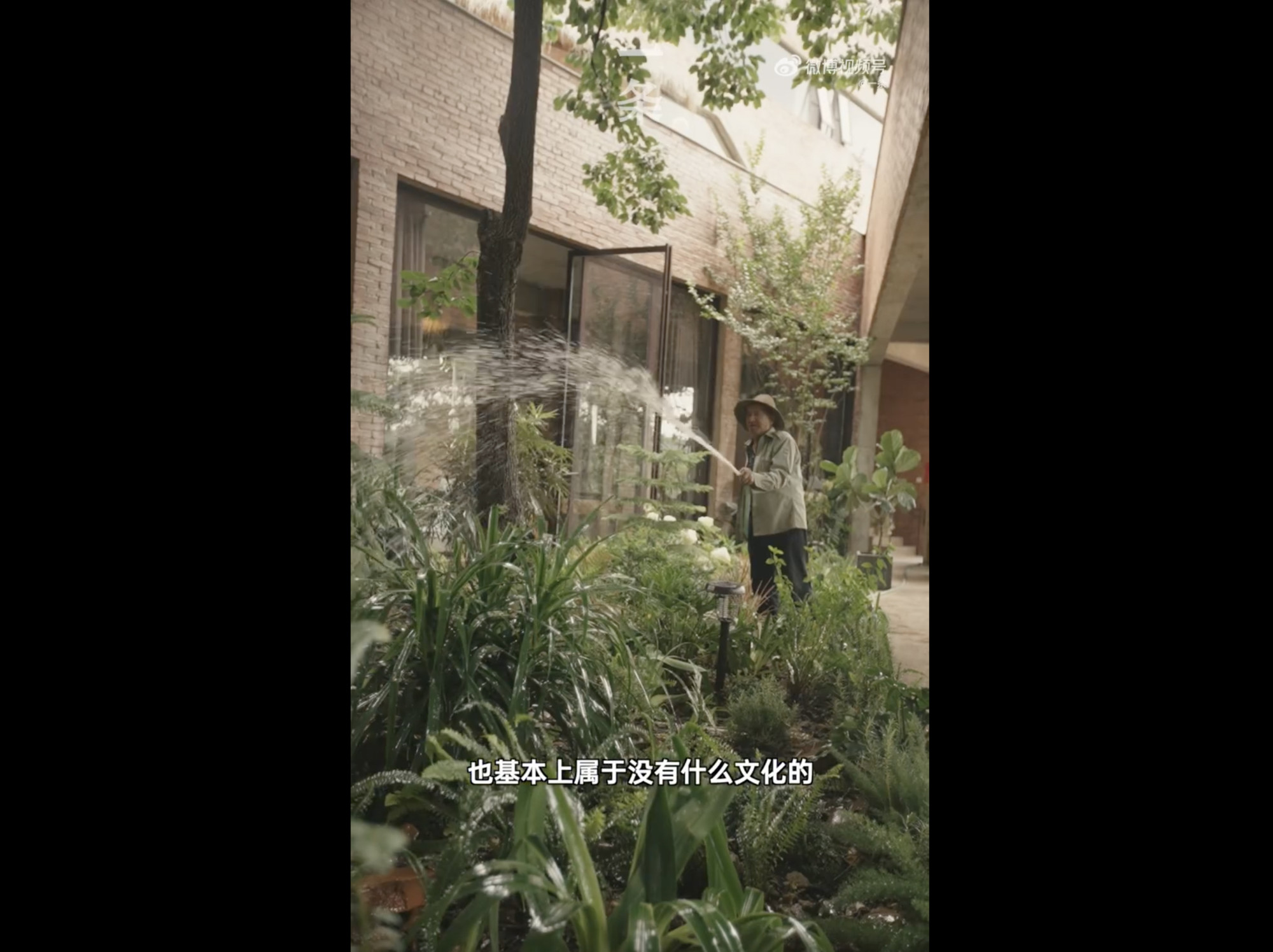 The woman’s father waters plants in the plush surrounds of the house his daughter designed. Photo: Weibo