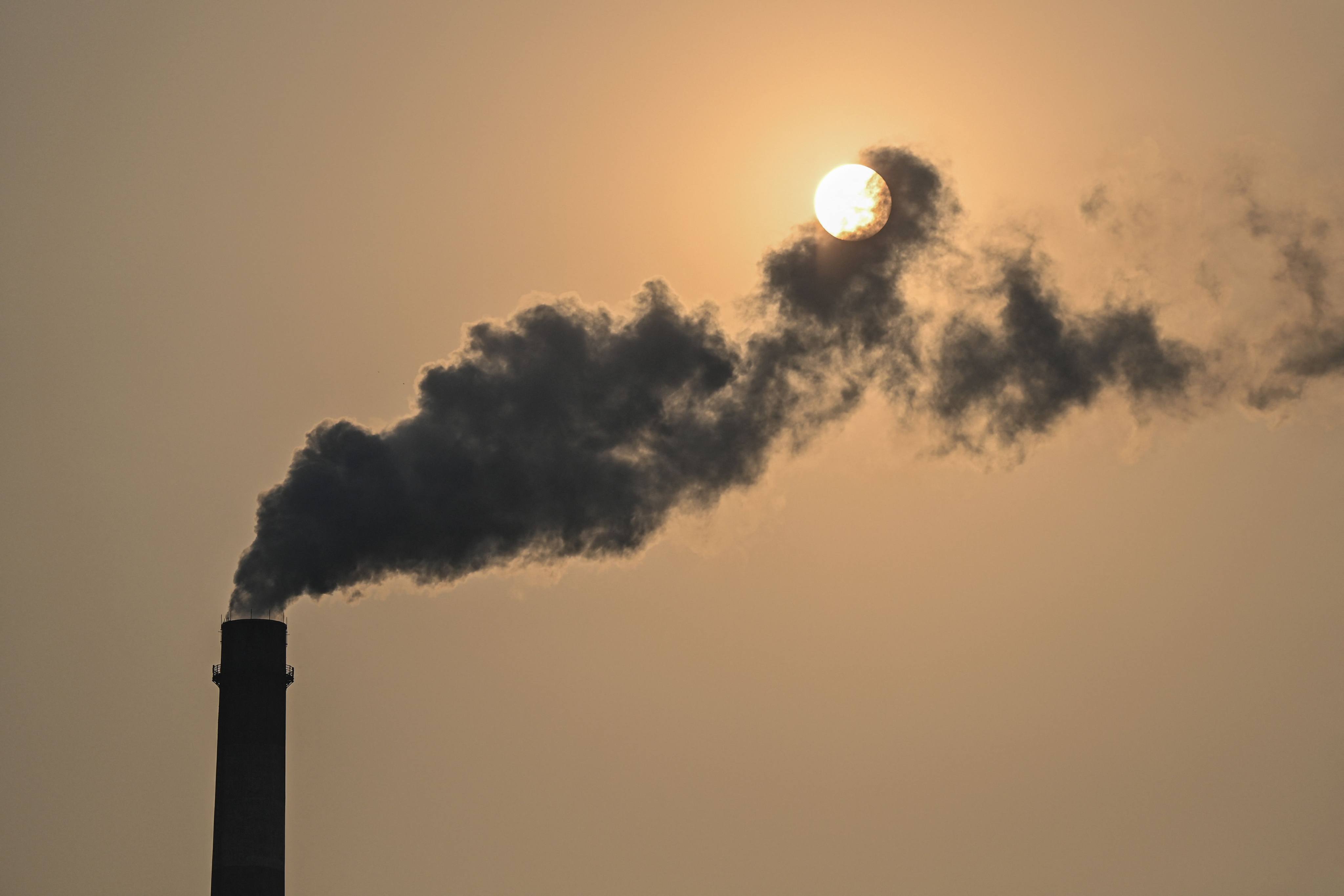 In this file photo taken on September 28, 2021, a smokestack of the Wujing Coal-Electricity Power Station spouts smoke in Shanghai. Photo: AFP