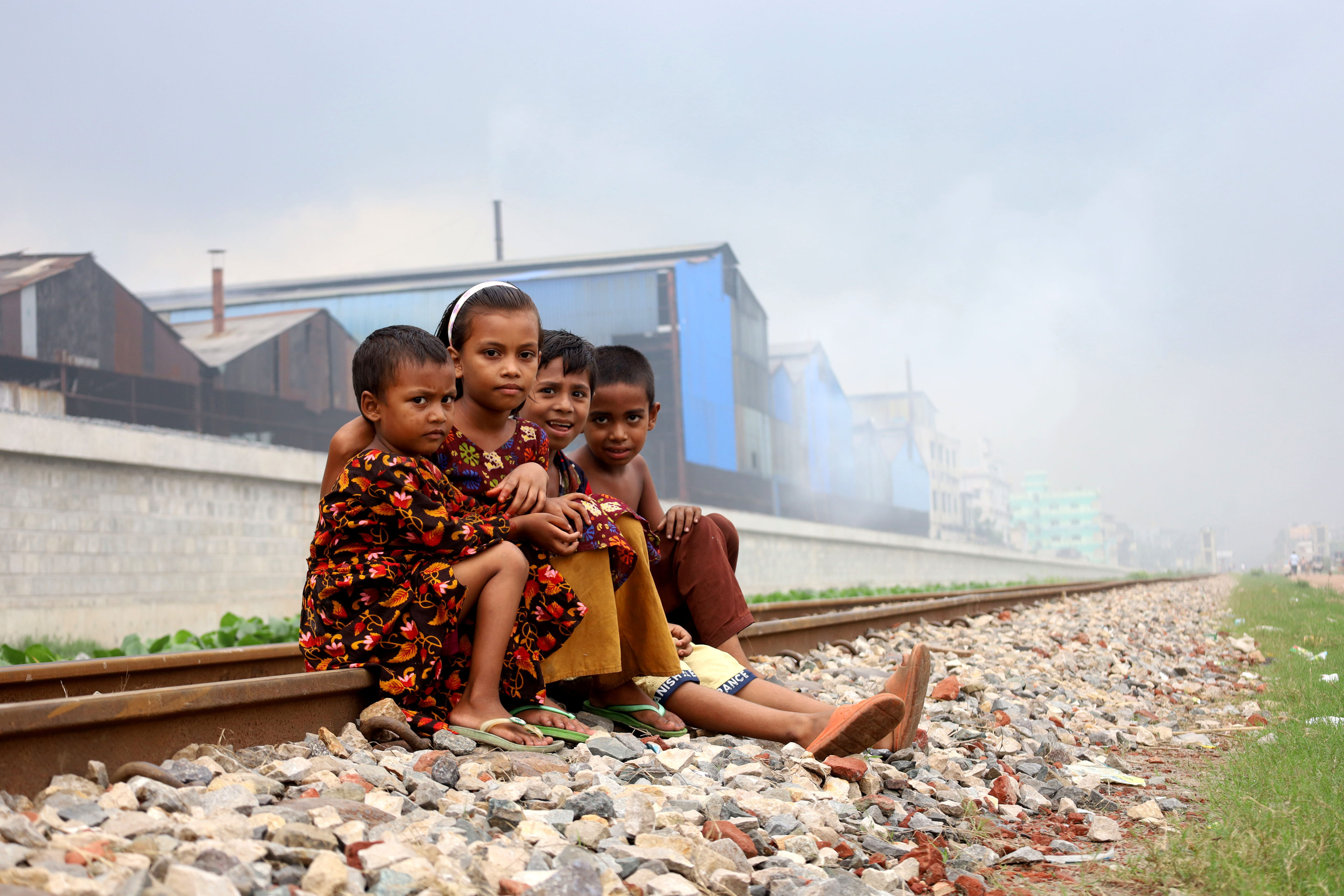 Children sit on railway tracks in Dhaka amid heavy pollution. People in Bangladesh risks losing 6.8 years of life on average to pollution, according to a new study. Photo: Zuma Press Wire/dpa