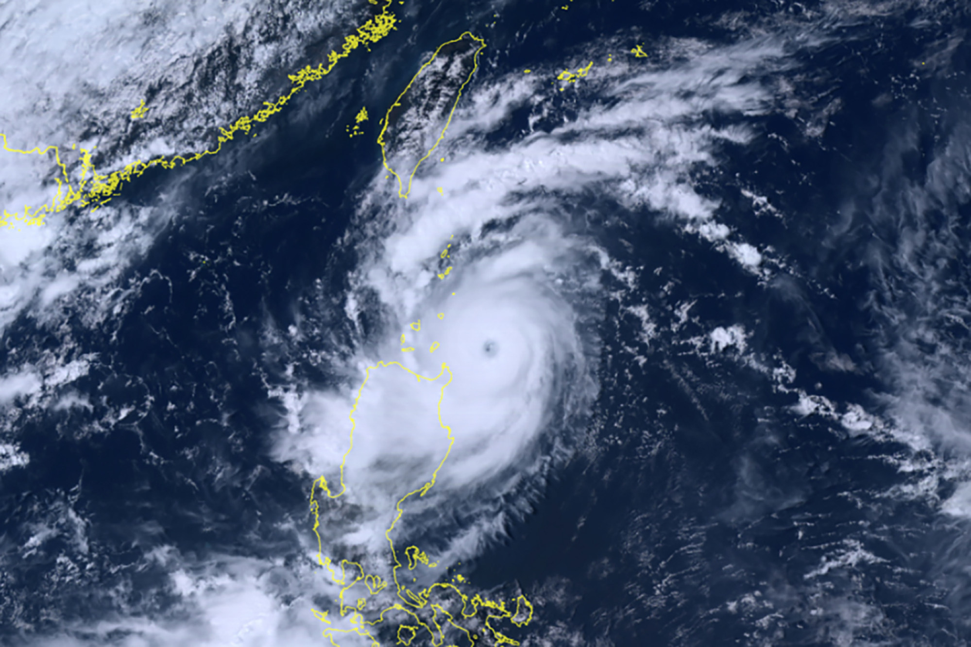 Typhoon Saola Hong Kong lashed by rain as storm edges closer with