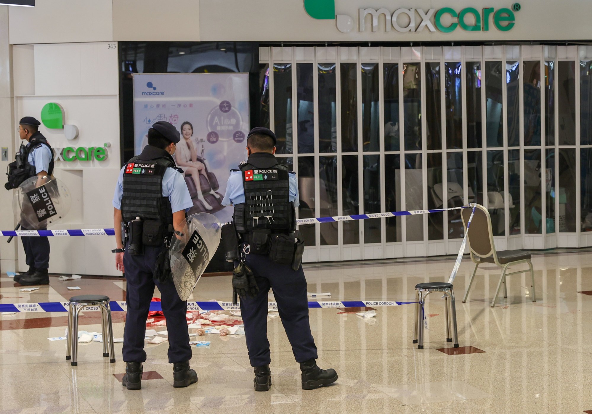 Police officers at the Plaza Hollywood mall in Diamond Hill, where two women were stabbed to death. Photo: Yik Yeung-man
