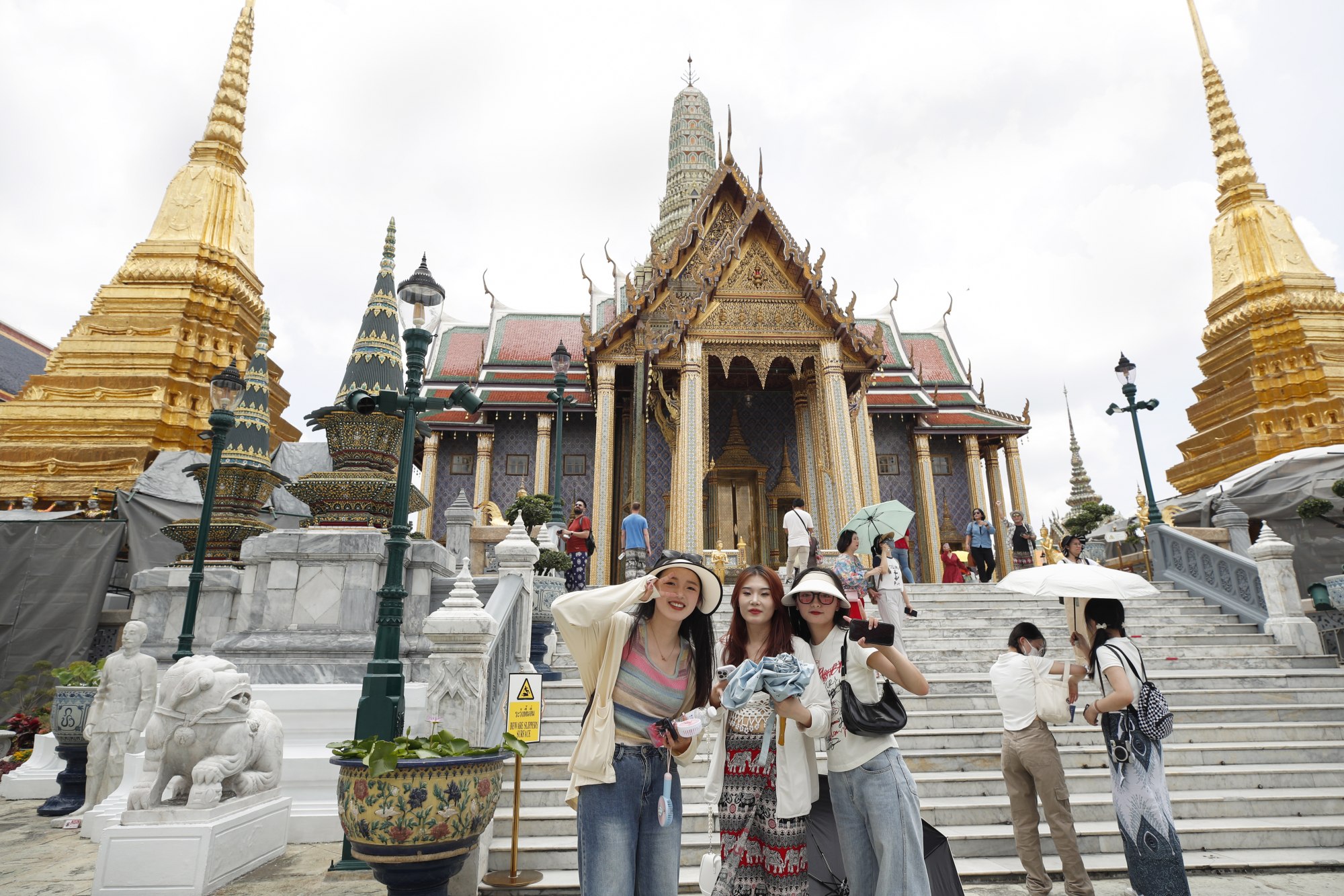 Tailandia busca atraer nuevamente a turistas chinos flexibilizando las reglas de visado para generar 100 mil millones de dólares estadounidenses en ingresos por turismo