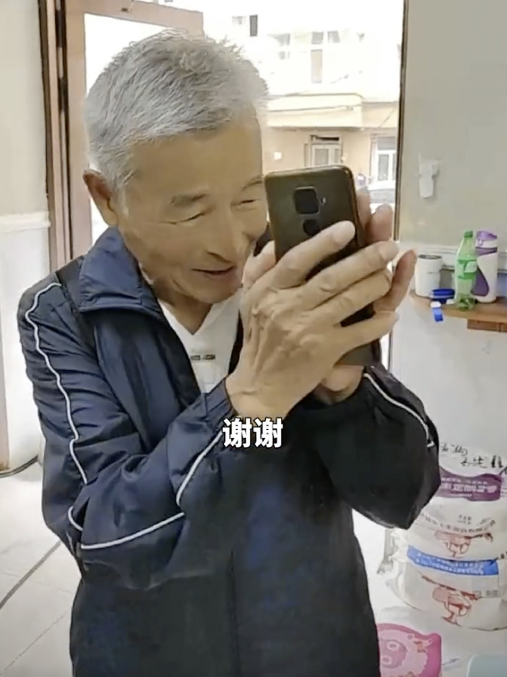 83-year-old Zhan Guowen thanks the honest baker for his efforts in tracking him down. Photo: Douyin