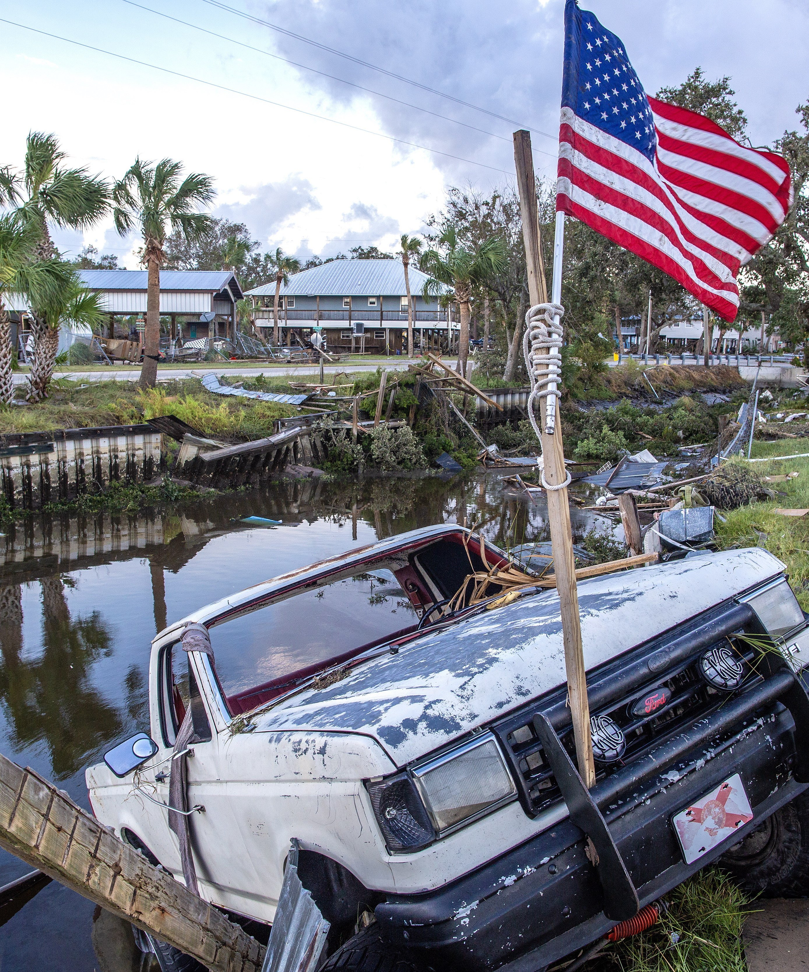 A truck hangs on the ledge of a channel full of debris after Hurricane Idalia hit Florida. Photo: EPA-EFE