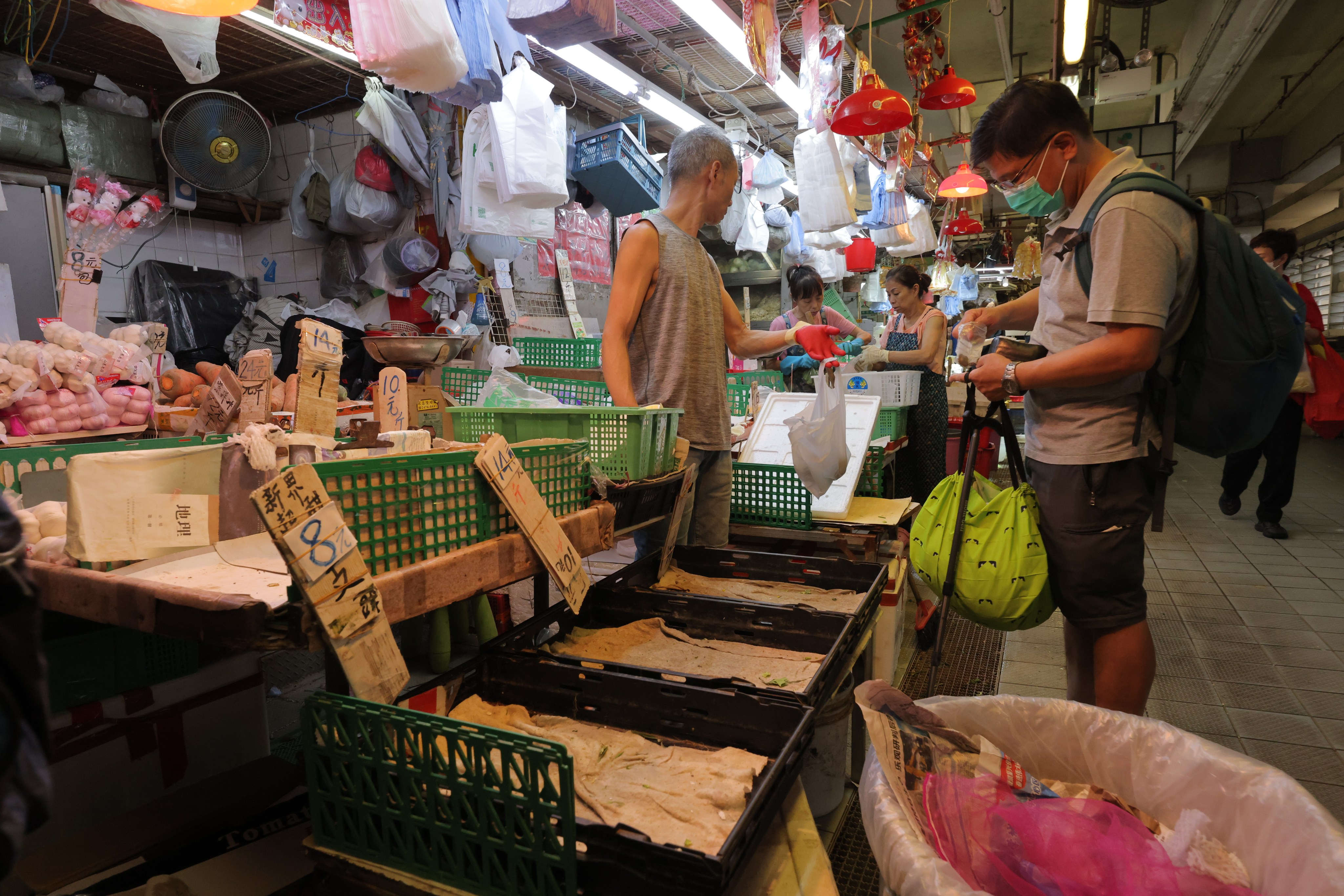 Shoppers buy up fresh vegetables as Saola approaches Hong Kong. Photo: Jelly Tse