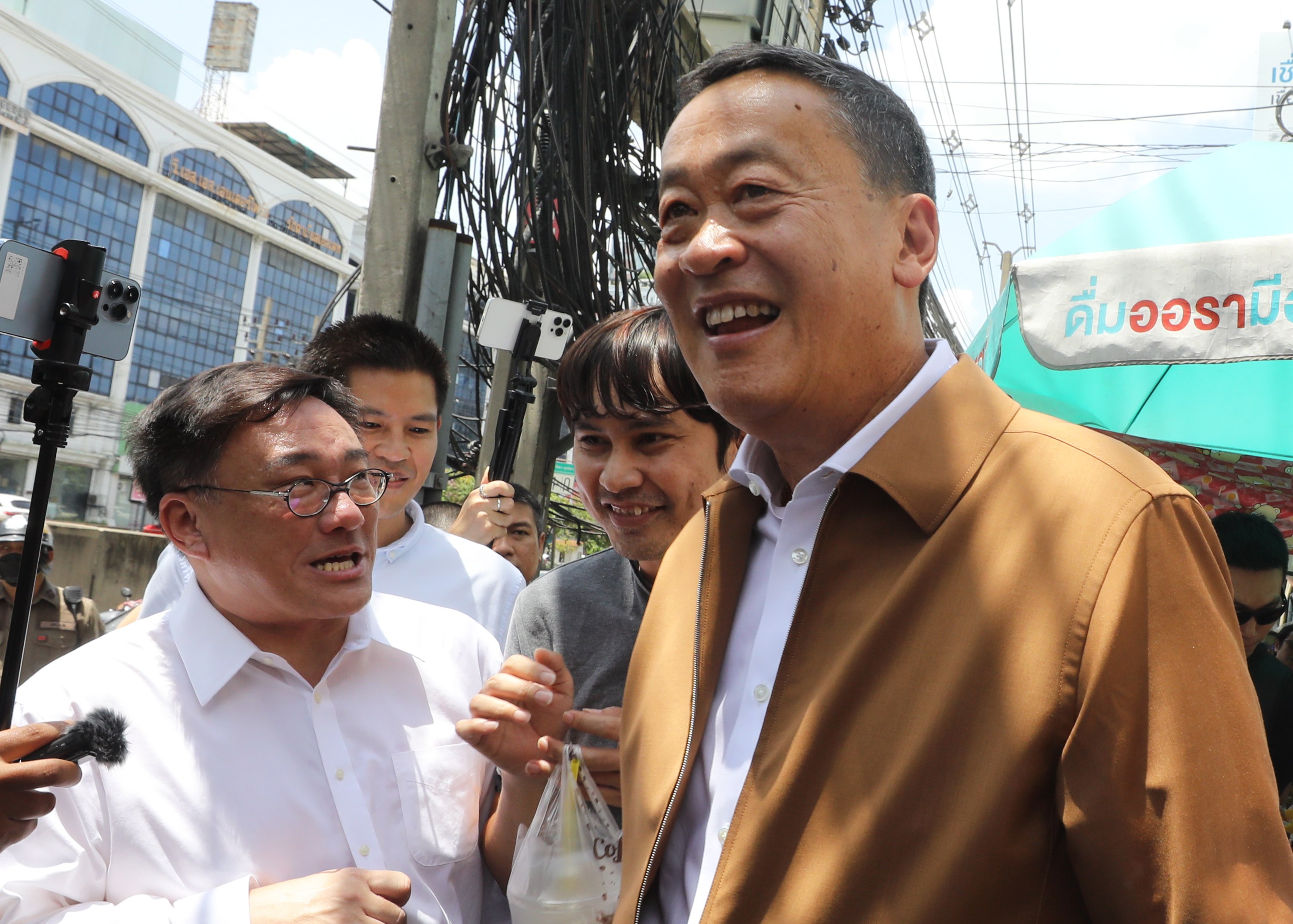 New Thai Prime Minister Srettha Thavisin (R) visits street food vendors at Thaiphat Market in Bangkok, Thailand, on Thursday. Photo: EPA-EFE