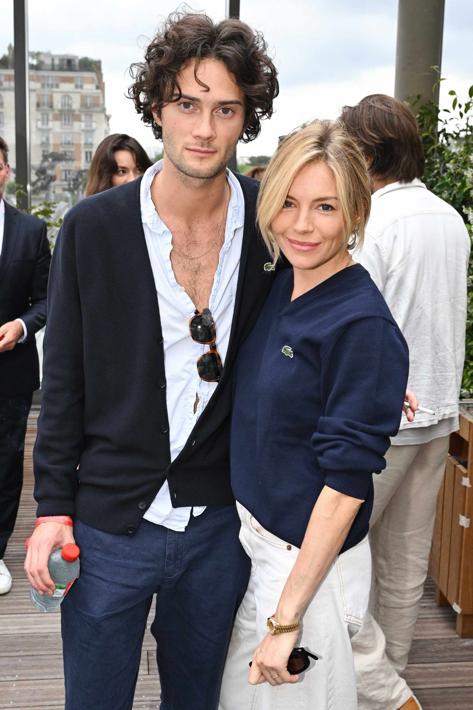 Who is Sienna Miller’s 26-year-old boyfriend and baby daddy, Oli Green? He’s modelled for ...