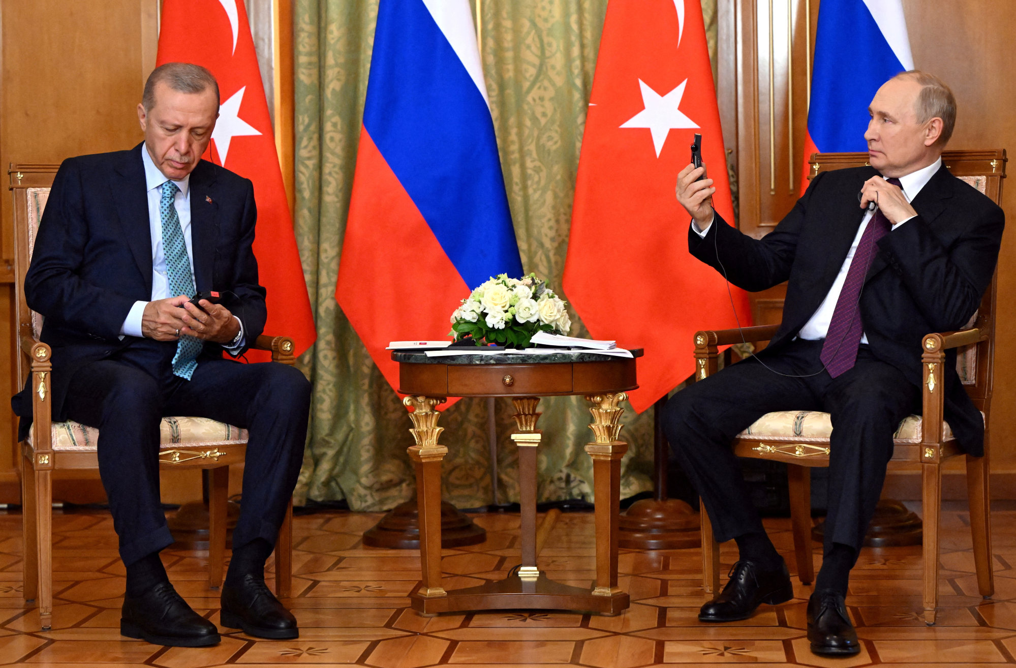 Turkey's Erdogan unnerves West with Putin visit - BBC News