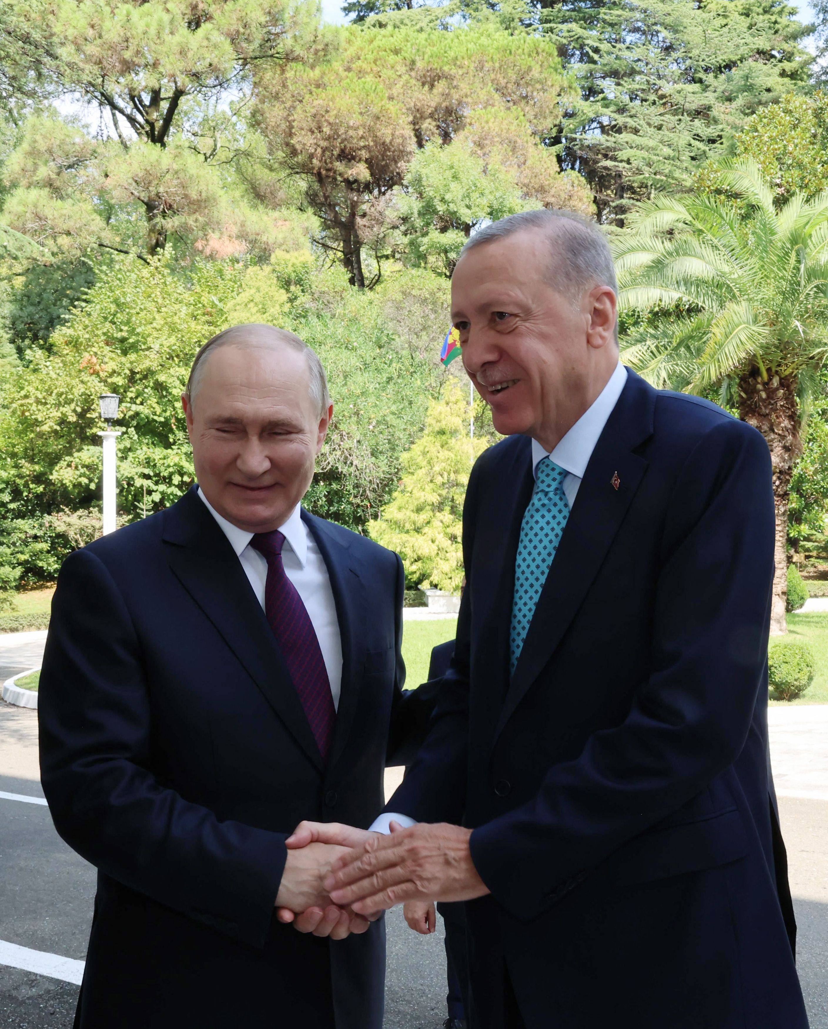 Turkey's Erdogan unnerves West with Putin visit - BBC News