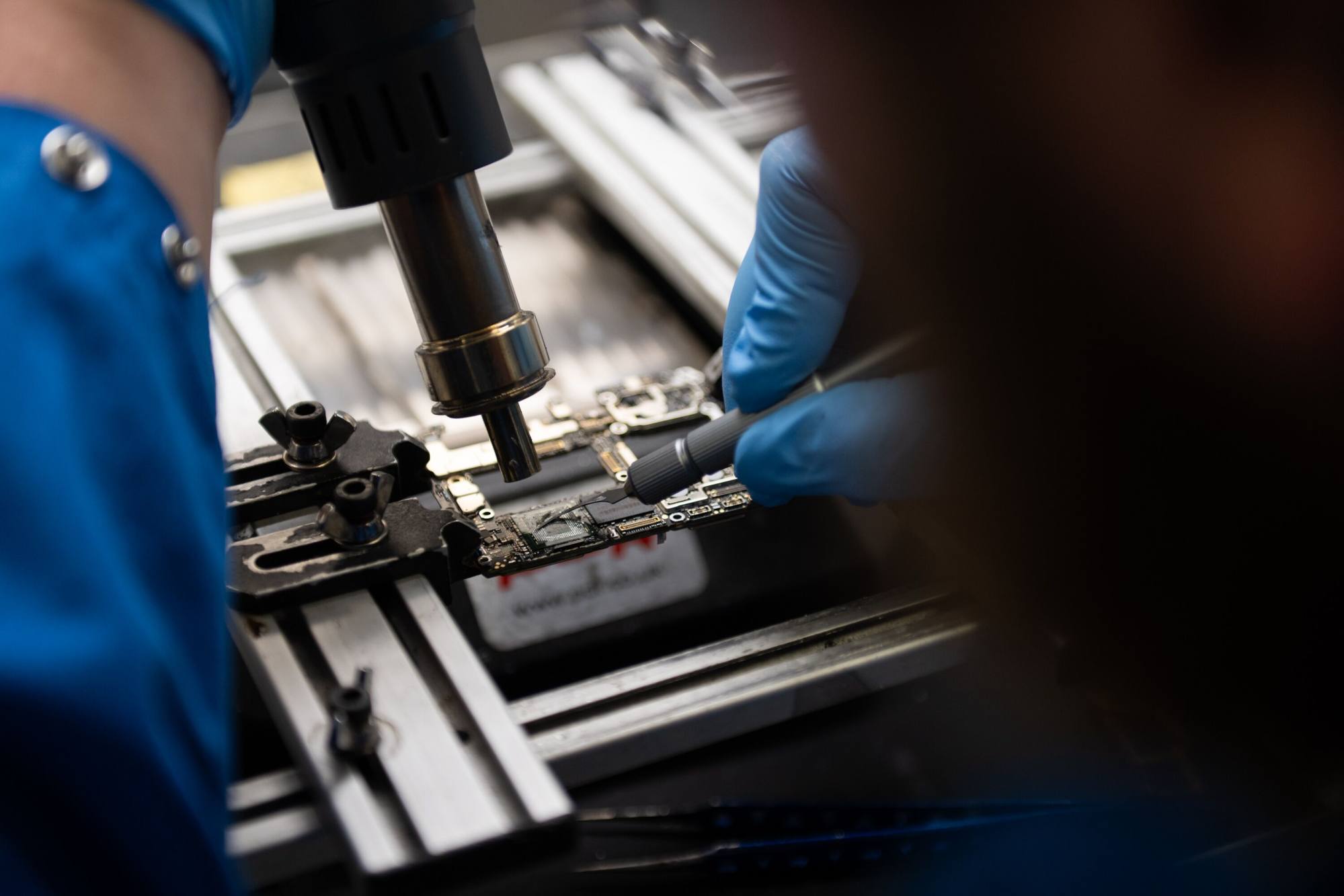 A specialist removes a Kirin 9000s processor, reportedly fabricated in China by chip maker Semiconductor Manufacturing International Corp, from a Huawei Technologies Mate 60 Pro smartphone in Ottawa, the capital of Canada, on September 3, 2023. Photo: Bloomberg
