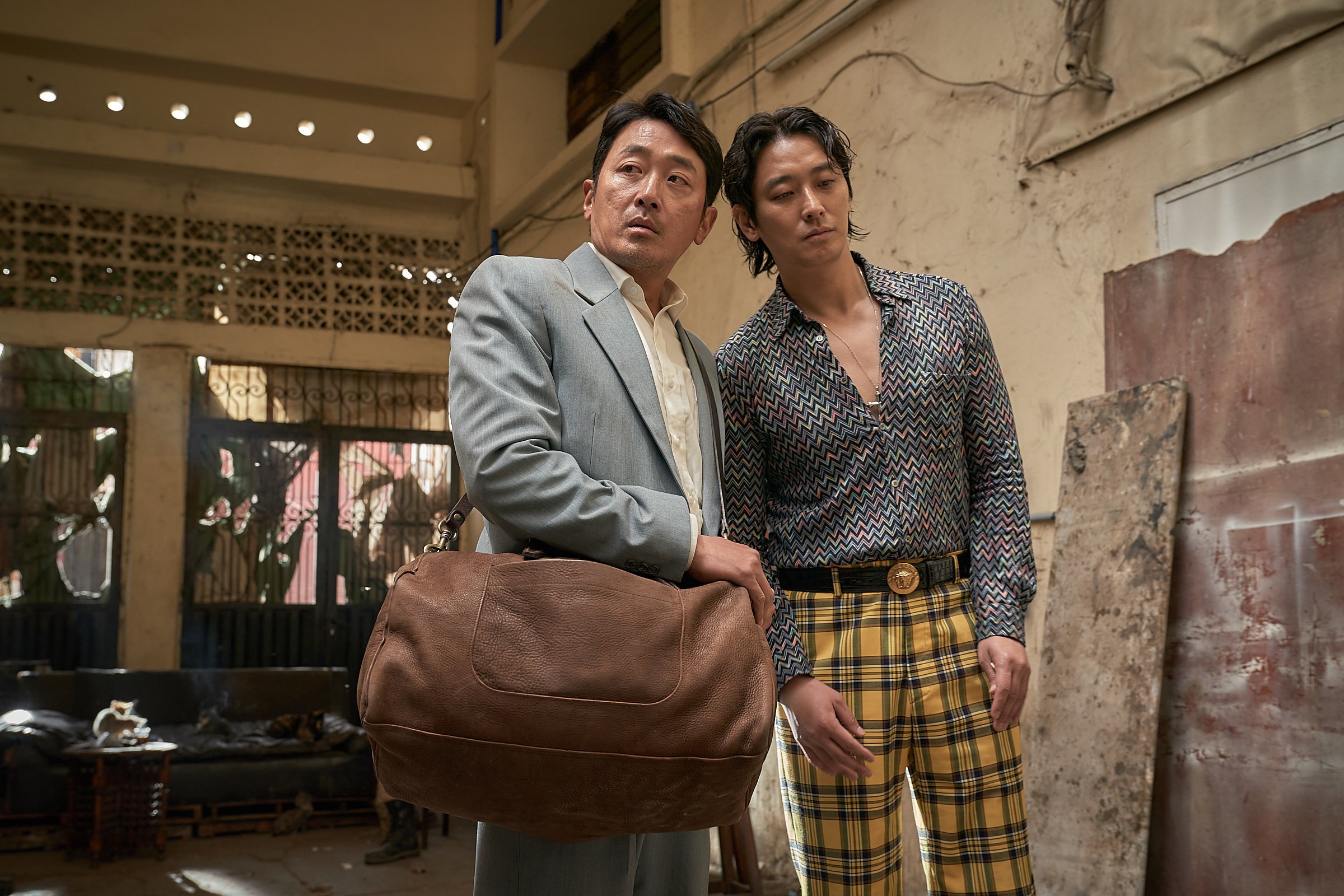 Ha Jung-woo (left) and Ju Ji-hoon in a still from “Ransomed”.