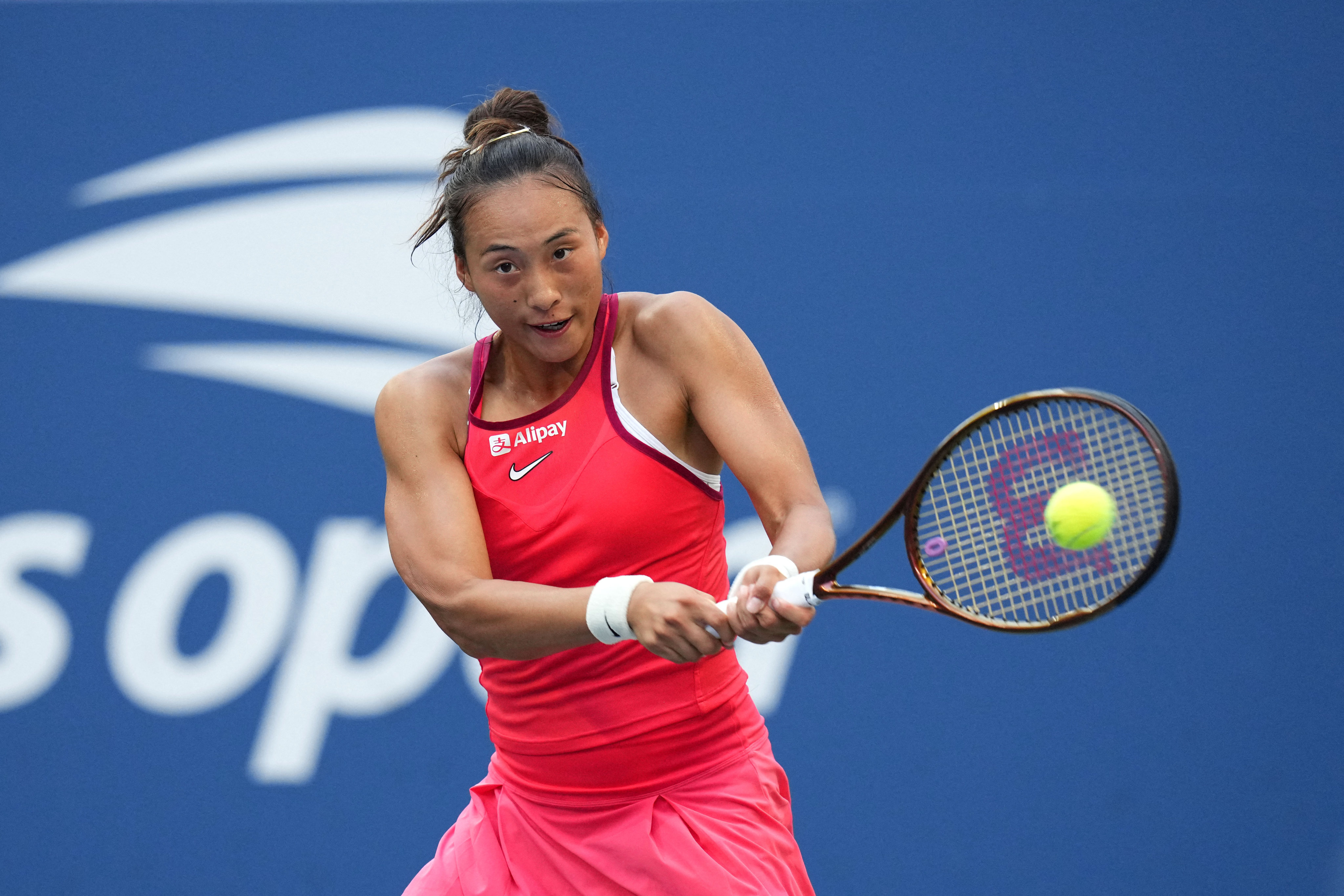 Zheng Qinwen returns the ball to Ons Jabeur at the US Open. Photo: USA TODAY Sports