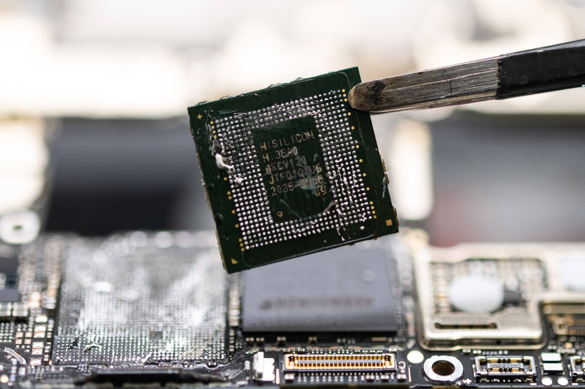 A Kirin 9000s processor, developed by Huawei Technologies chip design arm HiSilicon, is taken from a Mate 60 Pro 5G smartphone in Ottawa, capital of Canada, on September 3, 2023. Photo: Bloomberg
