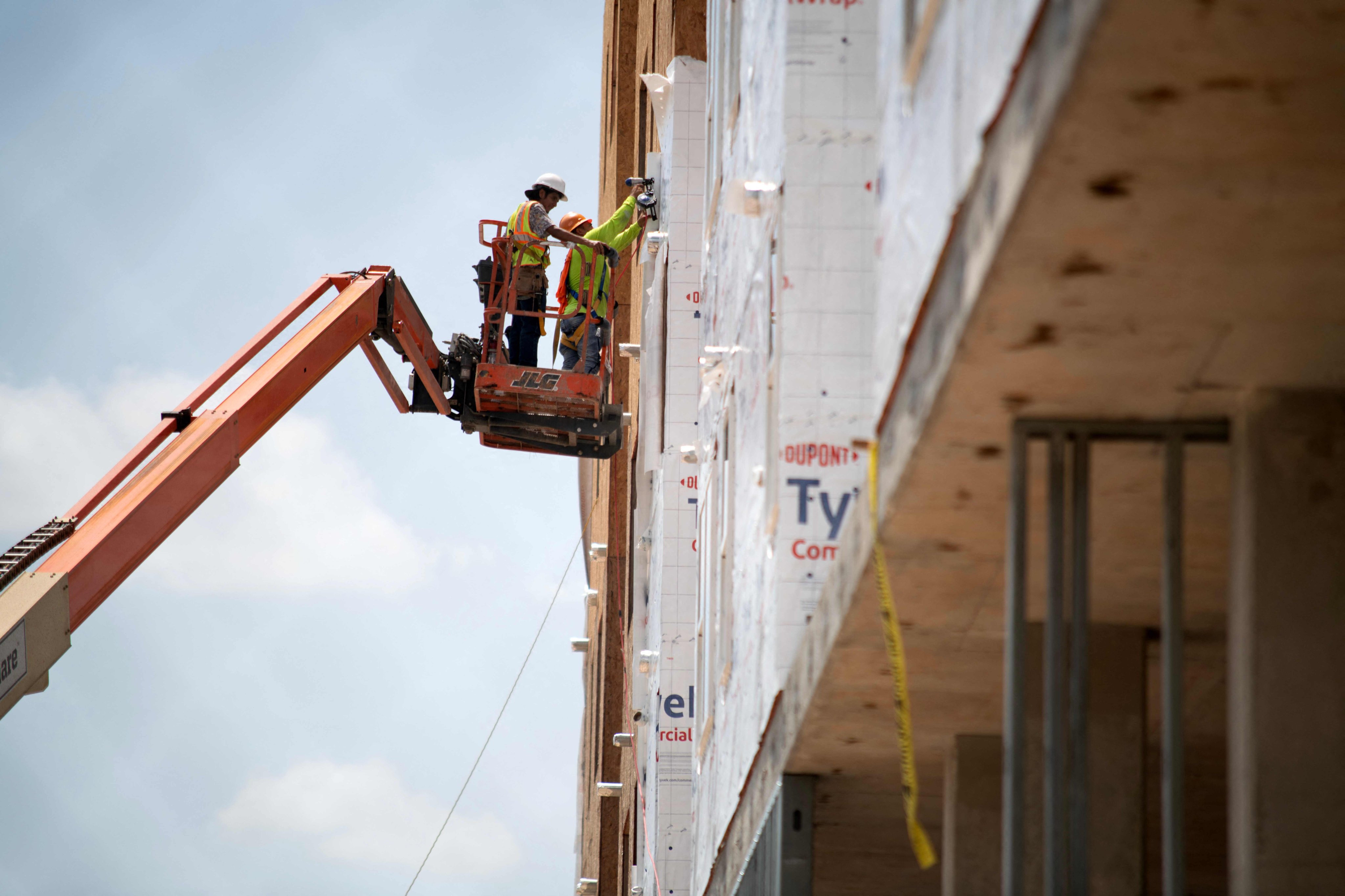 Construction workers at work in in Houston, Texas, on July 14. The US labour market has proved resilient to the Fed’s aggressive rate increases, but there’s a price to pay: it makes the so-called last mile of the Fed’s efforts to quash inflation much harder, risking it overdoing it. Photo: AFP