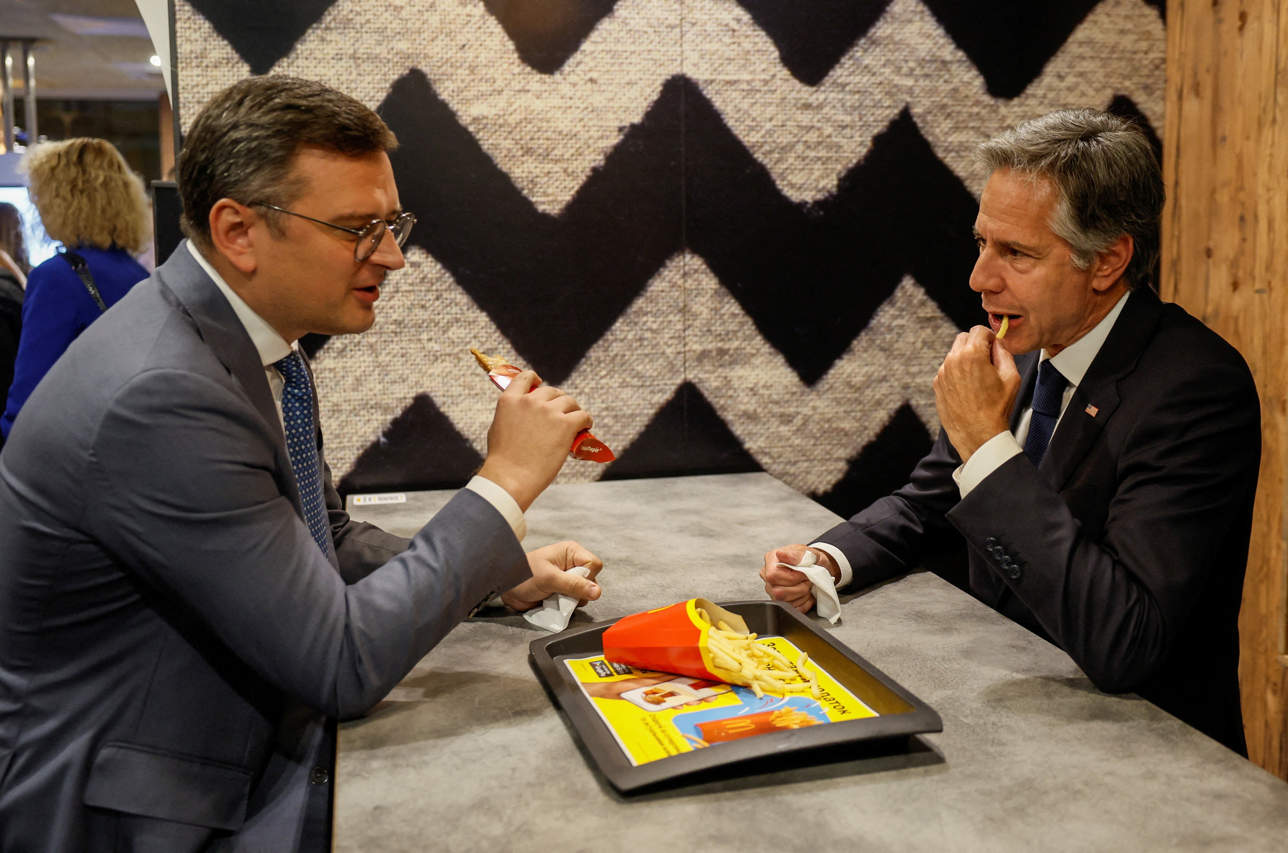 US Secretary of State Antony Blinken eats with Ukraine’s Foreign Minister Dmytro Kuleba at a McDonald’s in Kyiv. Photo: Reuters