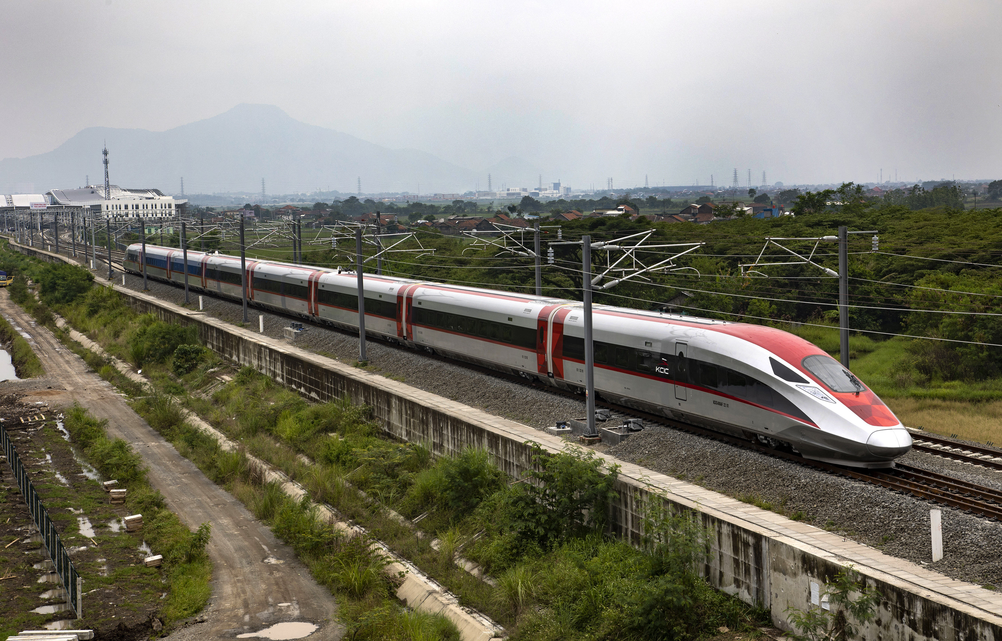 The trains have a top speed of 350km/h, Photo: Xinhua