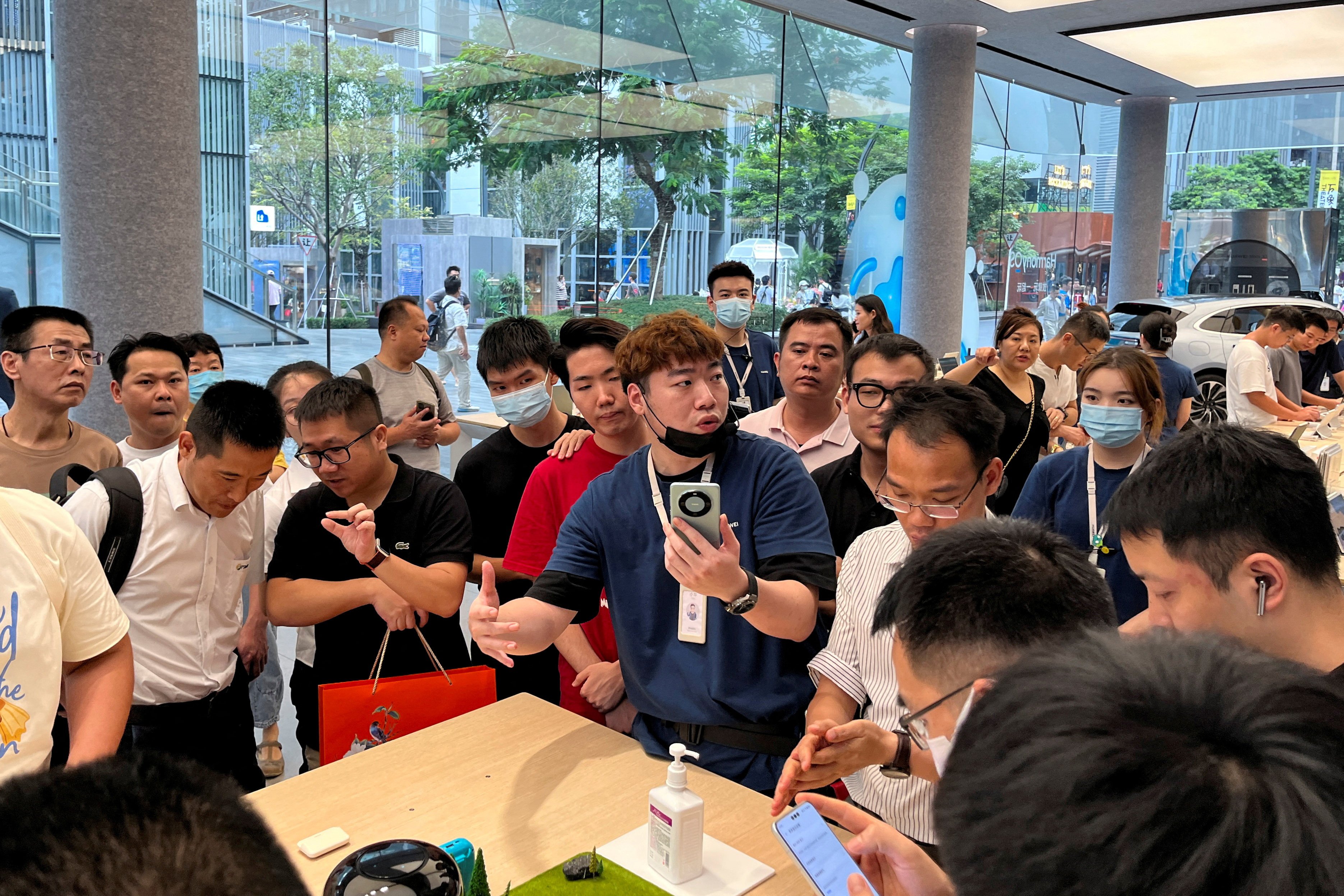 A staff member introduces the new Huawei Mate 60 smartphone to customers at the Huawei flagship store in Shenzhen, China 
on August 30, 2023. Photo: Reuters