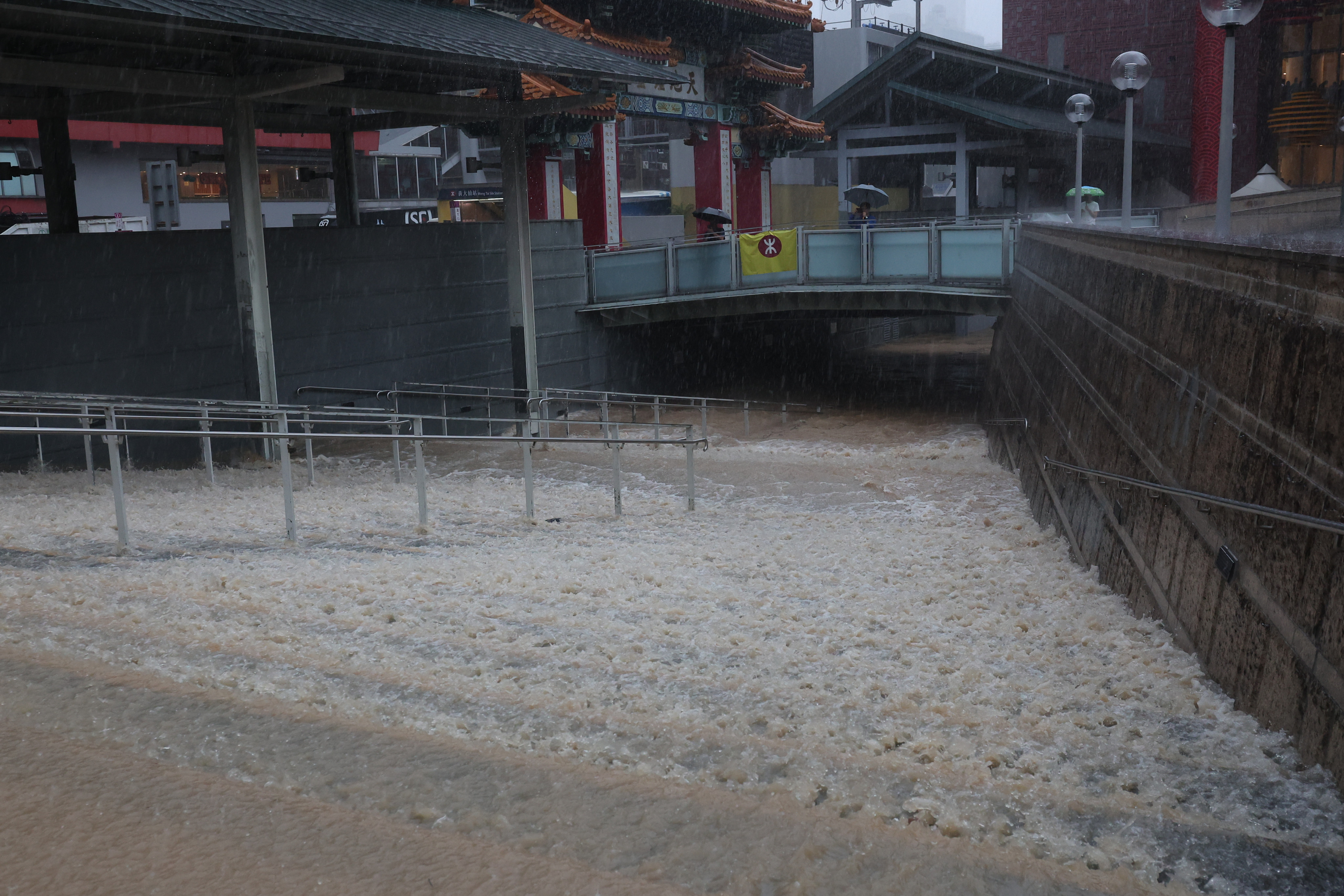 Rainwater flows into the Wong Tai Sin Shopping Centre. Between 11pm on Thursday and midnight, 158.1mm of rain was recorded at the Observatory headquarters, the most in an hour since records began in 1884. Photo: Edmond So 