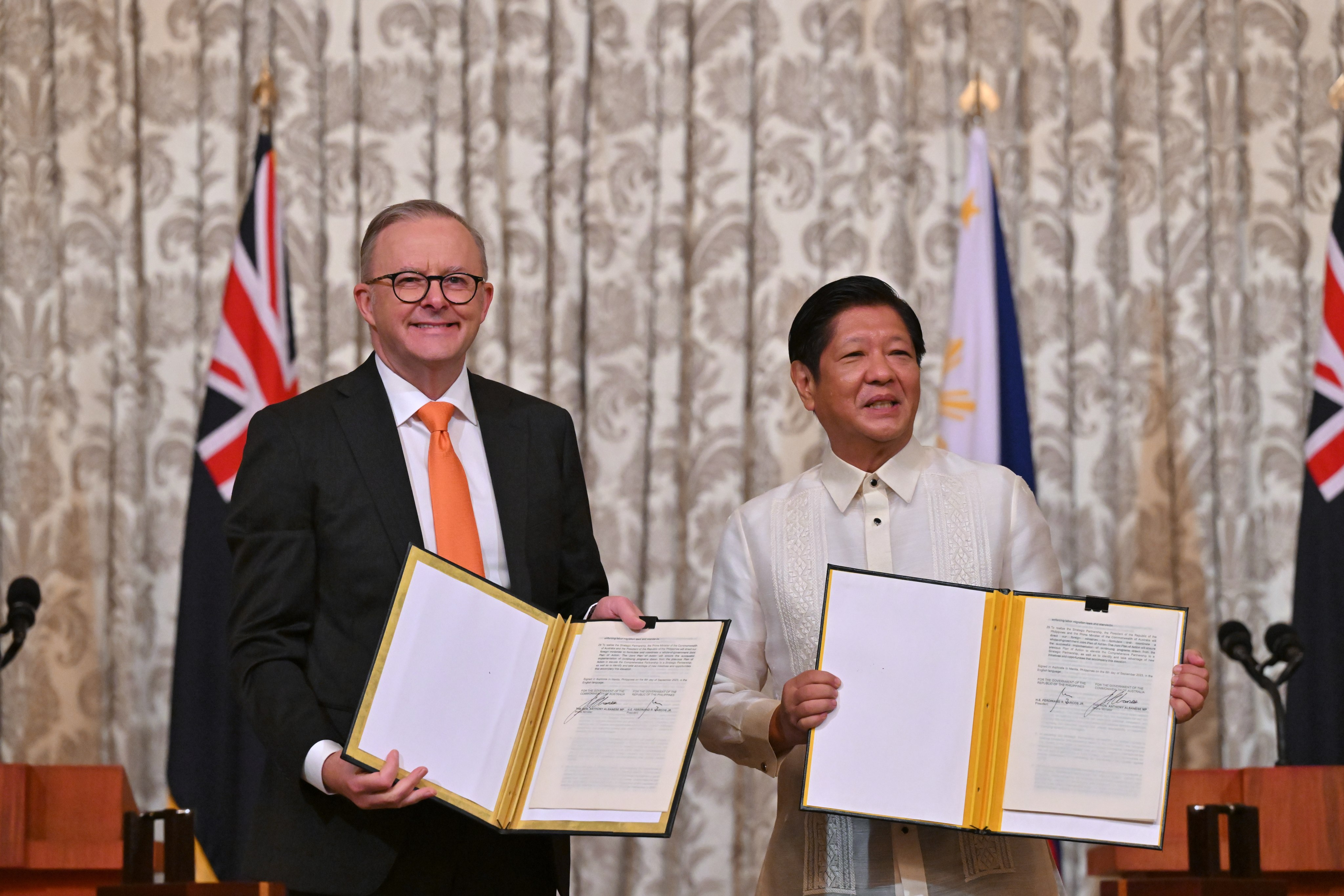 Philippine President Ferdinand Marcos and Australian Prime Minister Anthony Albanese sign an MOU for a strategic partnership in Manila on Friday. Photo: EPA-EFE