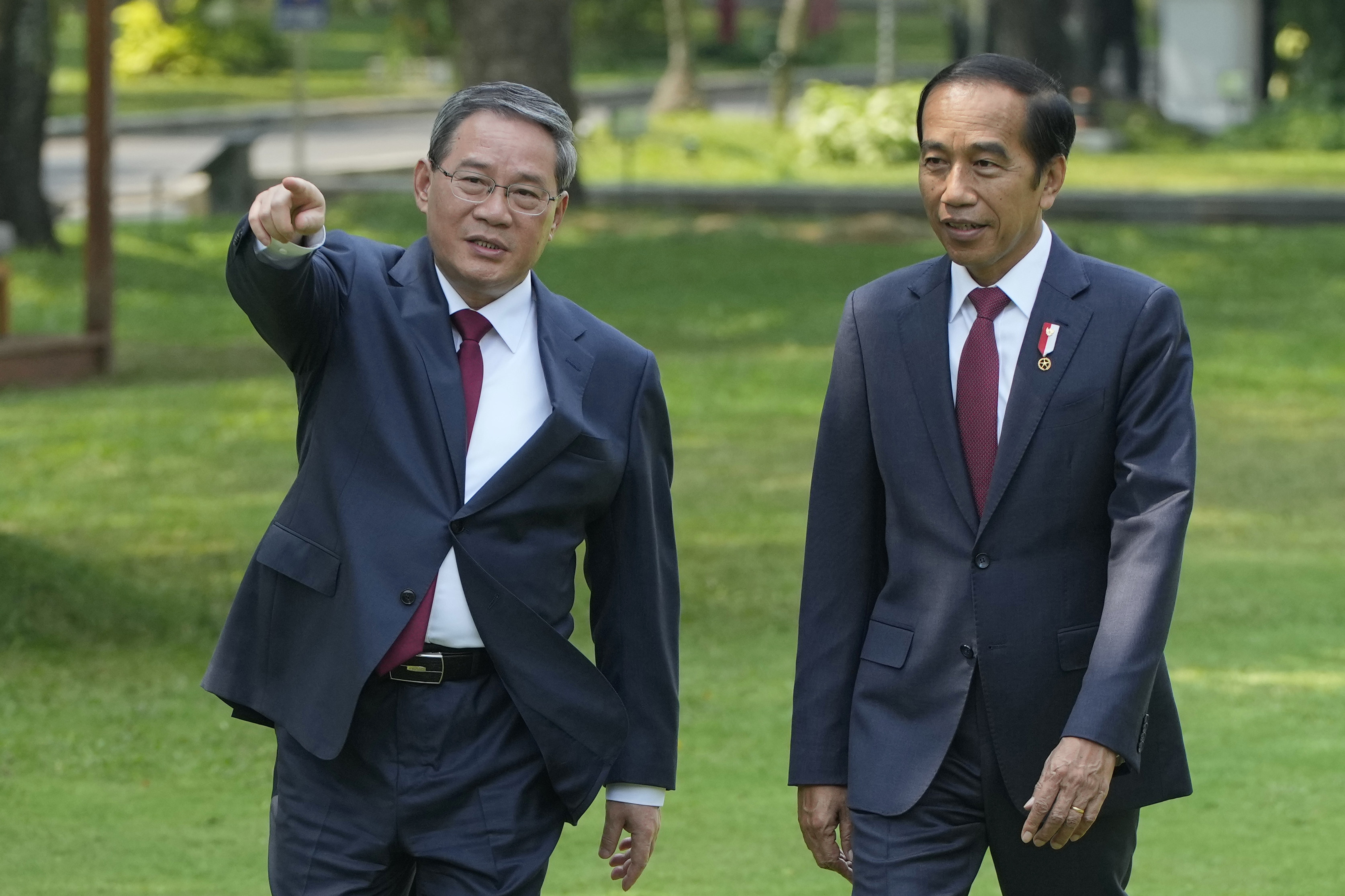 Chinese Premier Li Qiang with Indonesian President Joko Widodo on  the lawns of Merdeka Palace in  Jakarta on Friday. Photo: AP