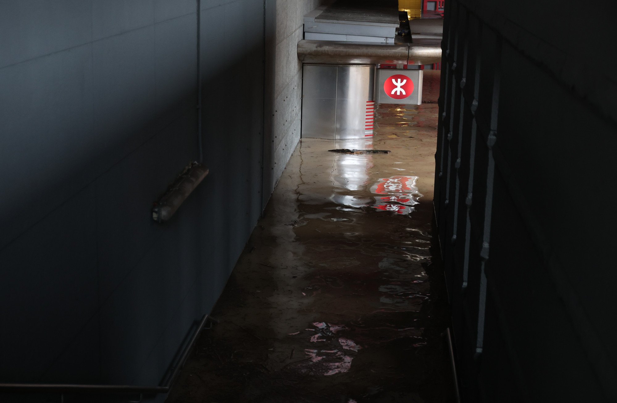 La tormenta de Hong Kong obliga al centro comercial Link Reit a cerrar parcialmente mientras busca evaluar los daños y compensar a los inquilinos