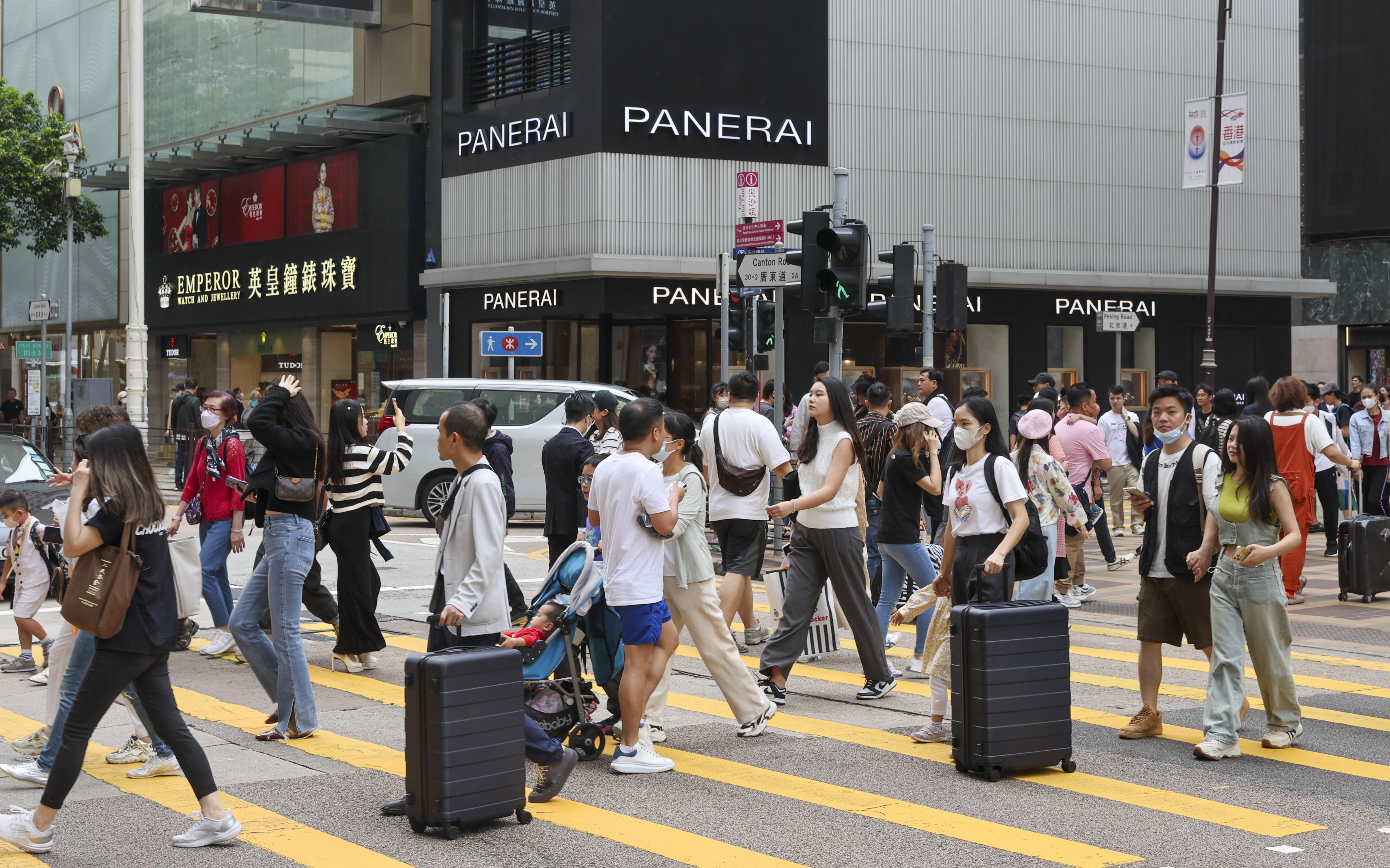 Shoppers with suitcases cross Canton Road in Tsim Sha Tsui, Hong Kong, on May 13, 2023.
Photo: Yik Yeung-man