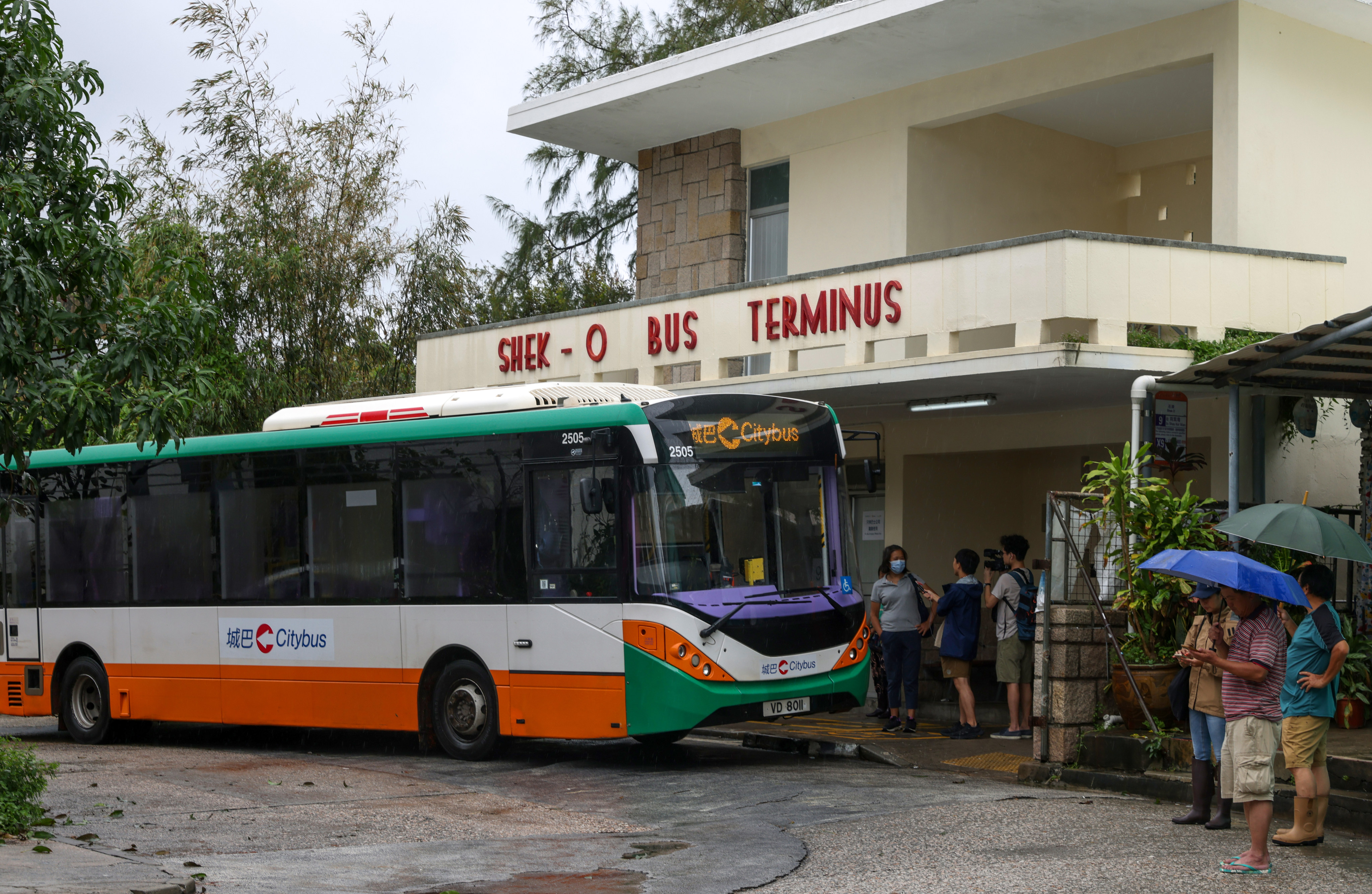 Bus services resumed at Shek O on Sunday, but only on one lane and for single-deckers. Photo: Yik Yeung-man