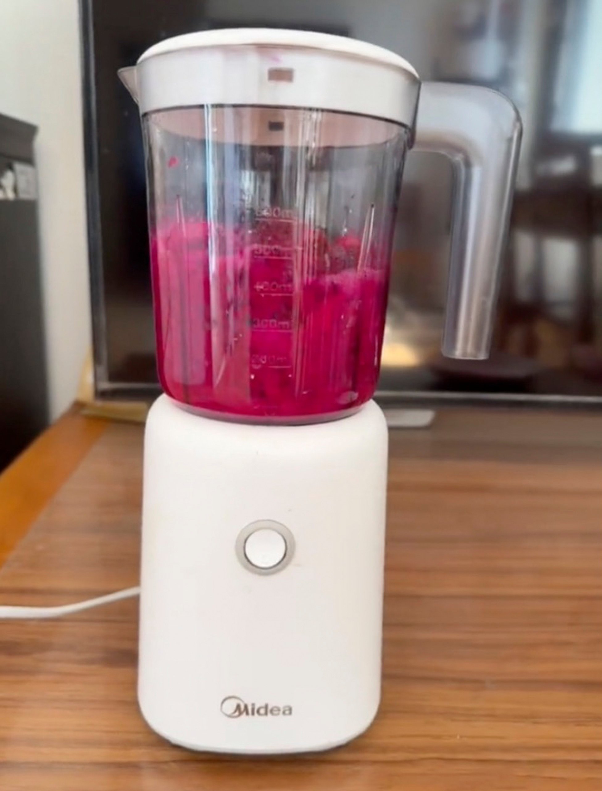 Don’t forget to add water to dilute the juice colour, says the man in a follow-up video after the first dyeing attempt went wrong. Photo: Douyin