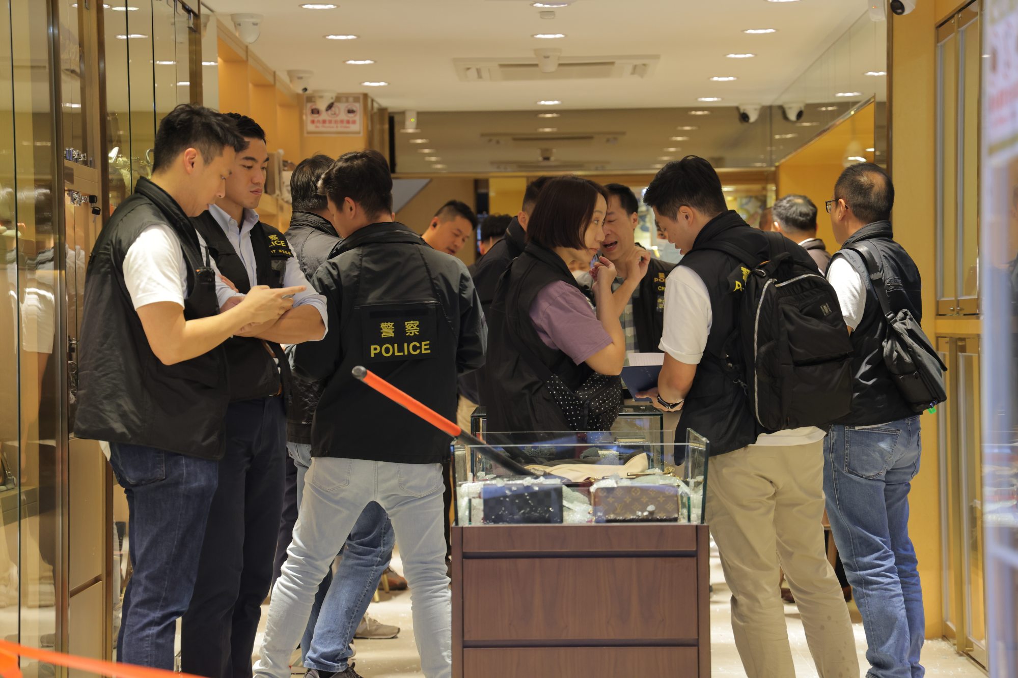 Hong Kong police arrest man, recover HK$3.7 million haul of watches ...