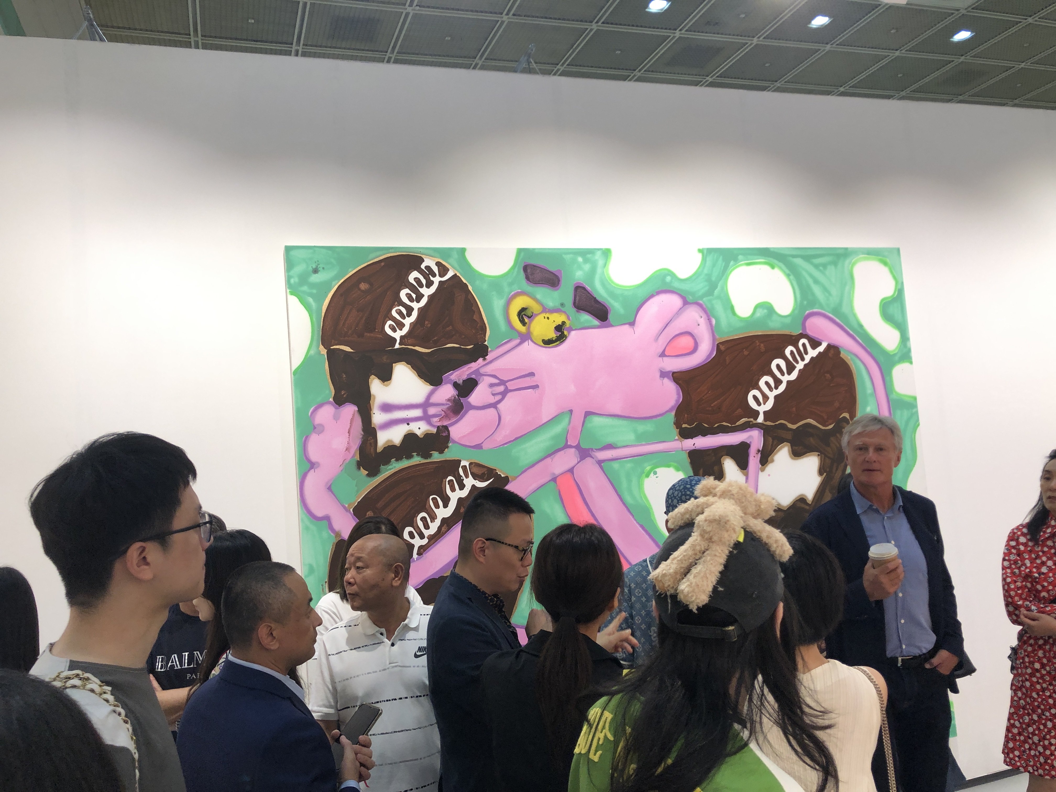 A crowd gathered at David Zwirner’s booth at Frieze Seoul 2023, with  Katherine Bernhardt’s “Bacterium Run” (2023) in the background. Photo: Enid Tsui

