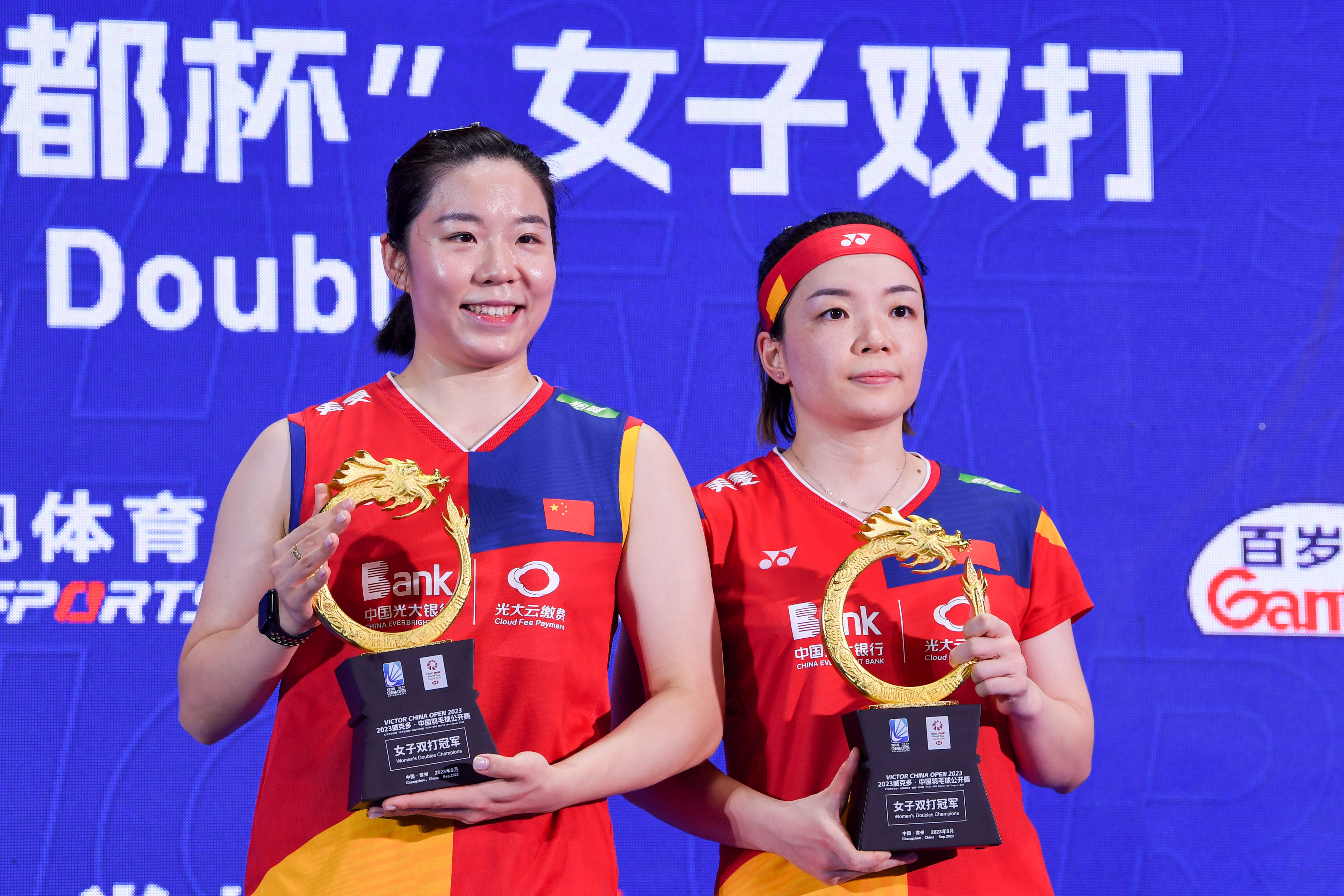 Chen Qingchen (right) and Jia Yifan with their trophies after winning the China Open women’s doubles final. Photo: Xinhua