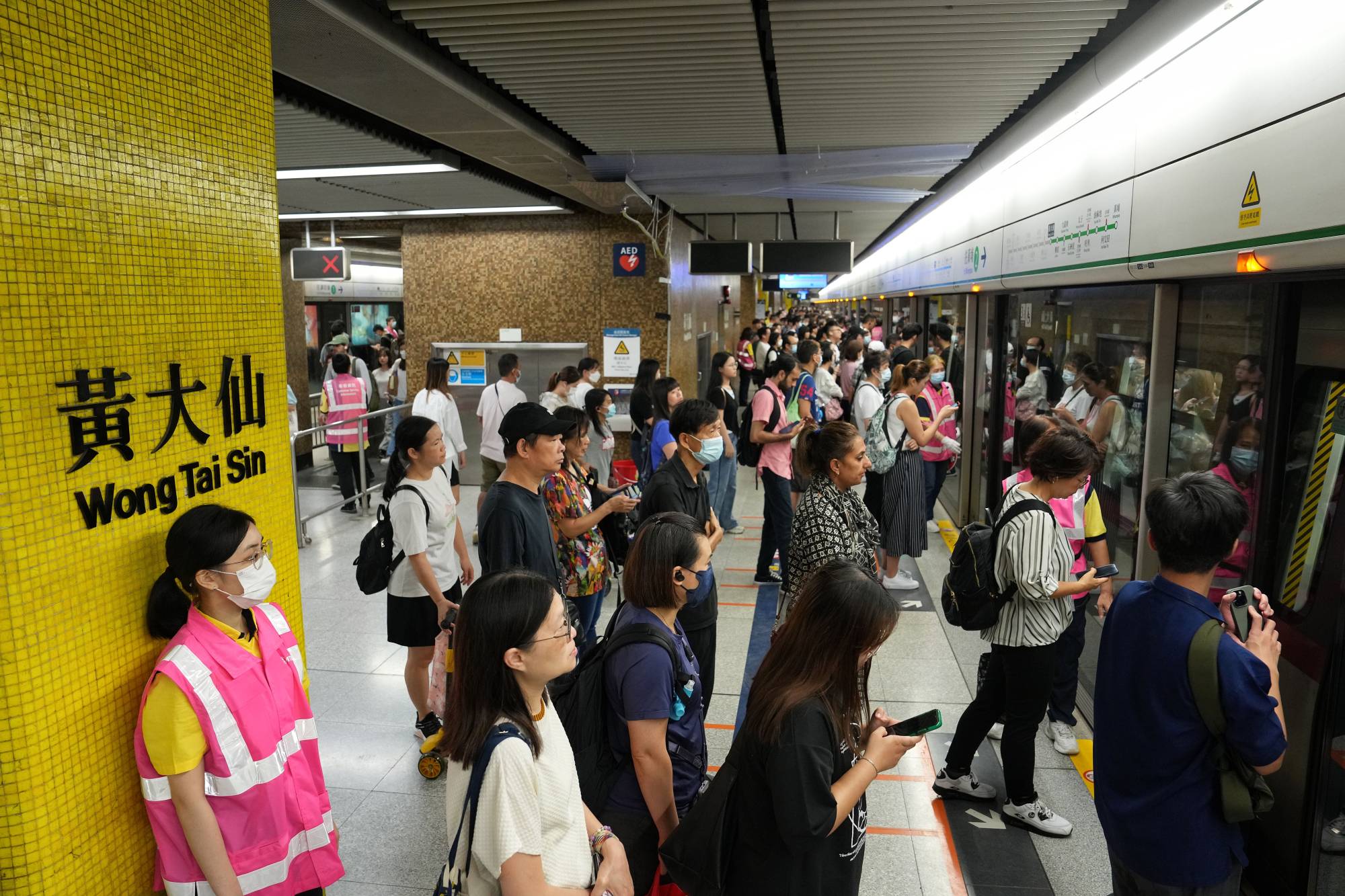 Some passengers say they were caught off guard by the suspension of lift and escalator services to the platform. Photo: Elson Li