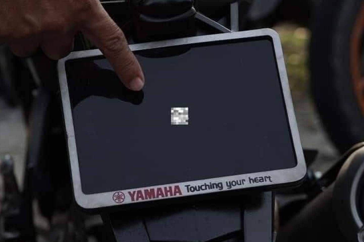 Un motociclista malasio fue detenido con la “matrícula más pequeña del mundo”, tan pequeña como una uña.