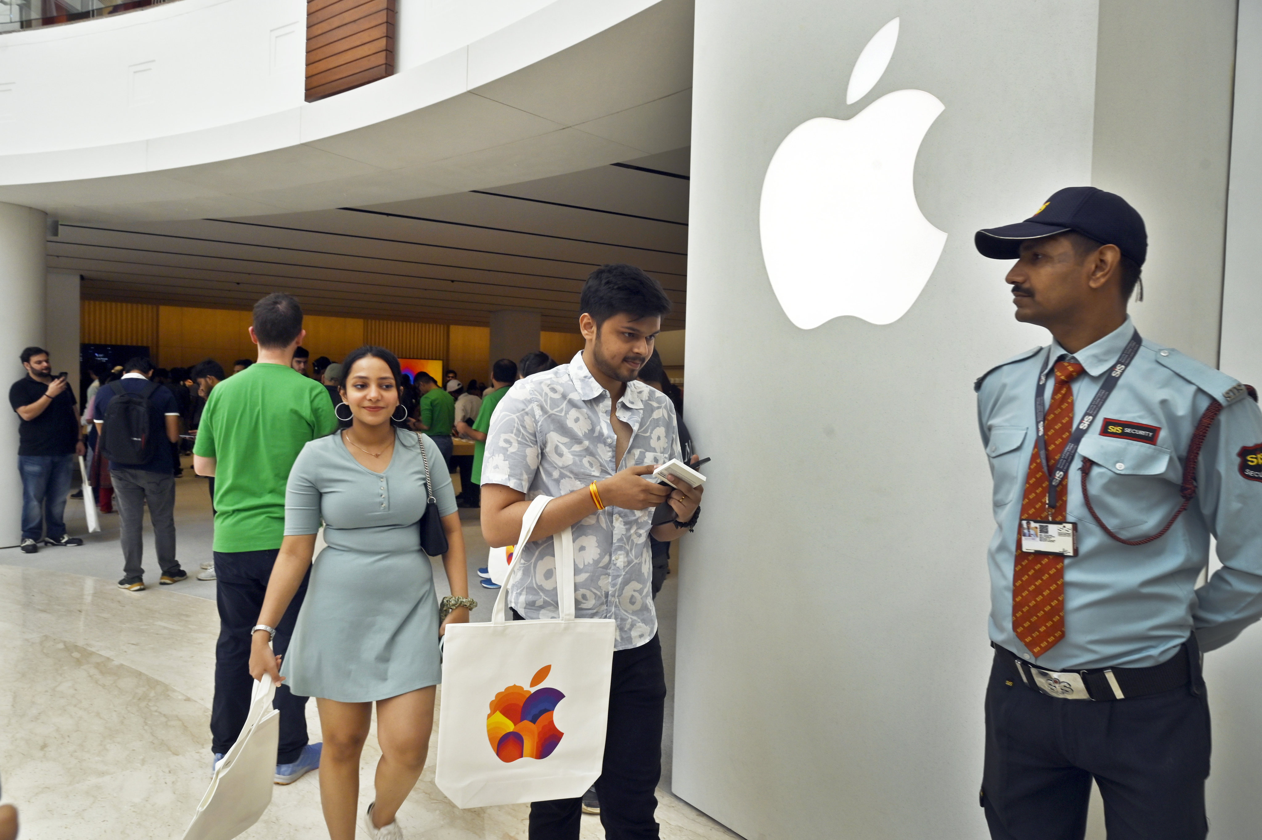 Customers at India’s second Apple retail store, located in New Delhi. Photo: Hindustan Times via Getty Images