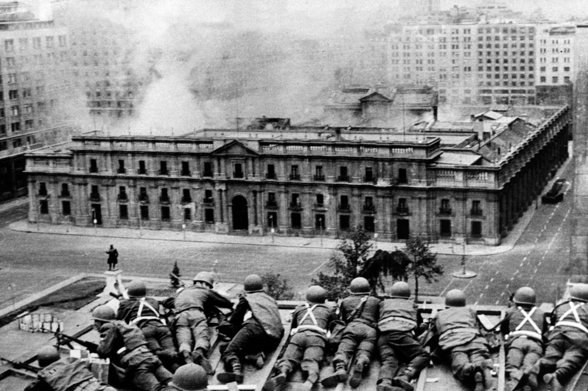 Chilean troops fire on La Moneda presidential palace in Santiago, during the military coup on September 11, 1973. File photo: AFP
